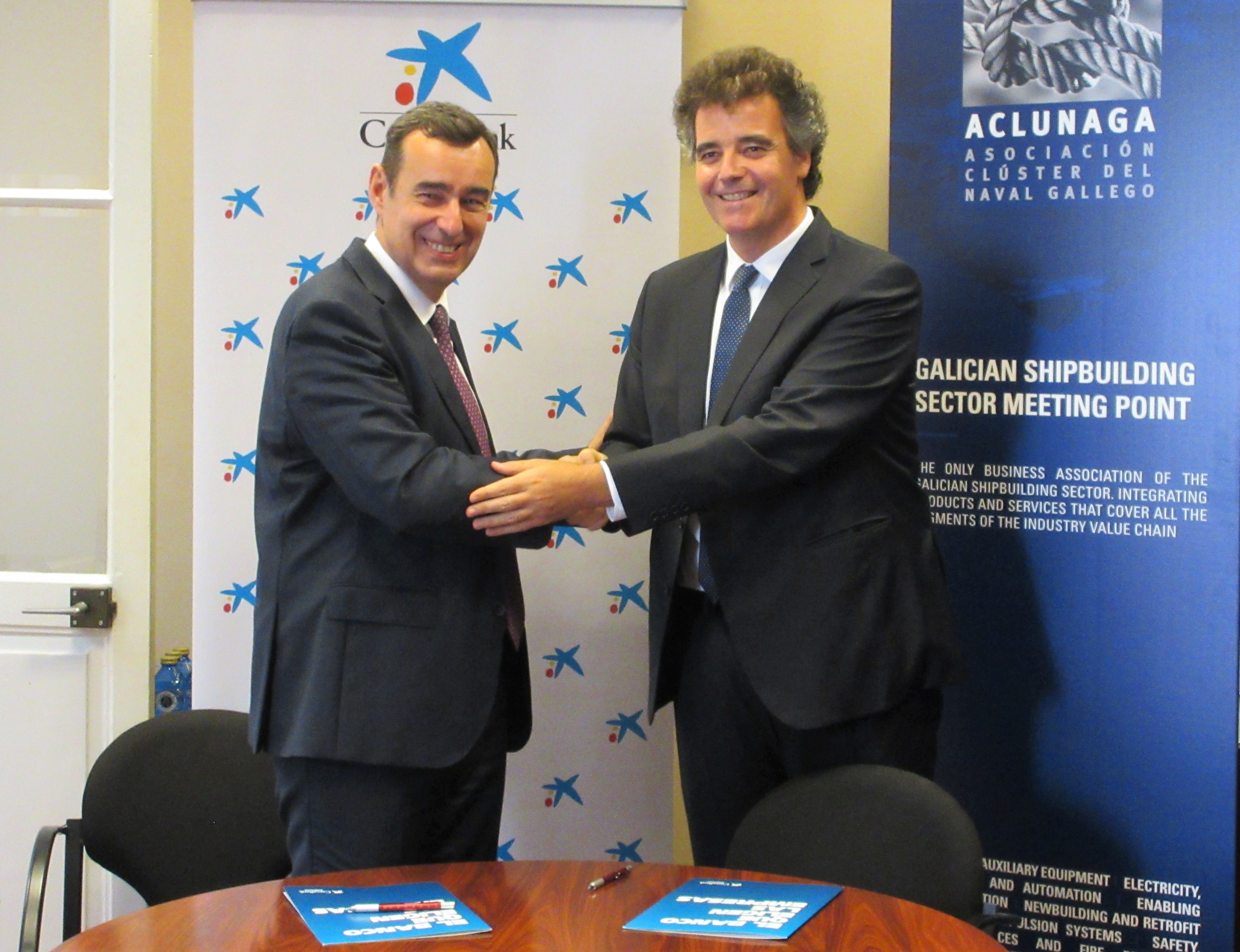A la derecha, el presidente de Aclunaga, Marcos Freire; a su izquierda, el director territorial de CaixaBank en Galicia, Emilio Barreiro.