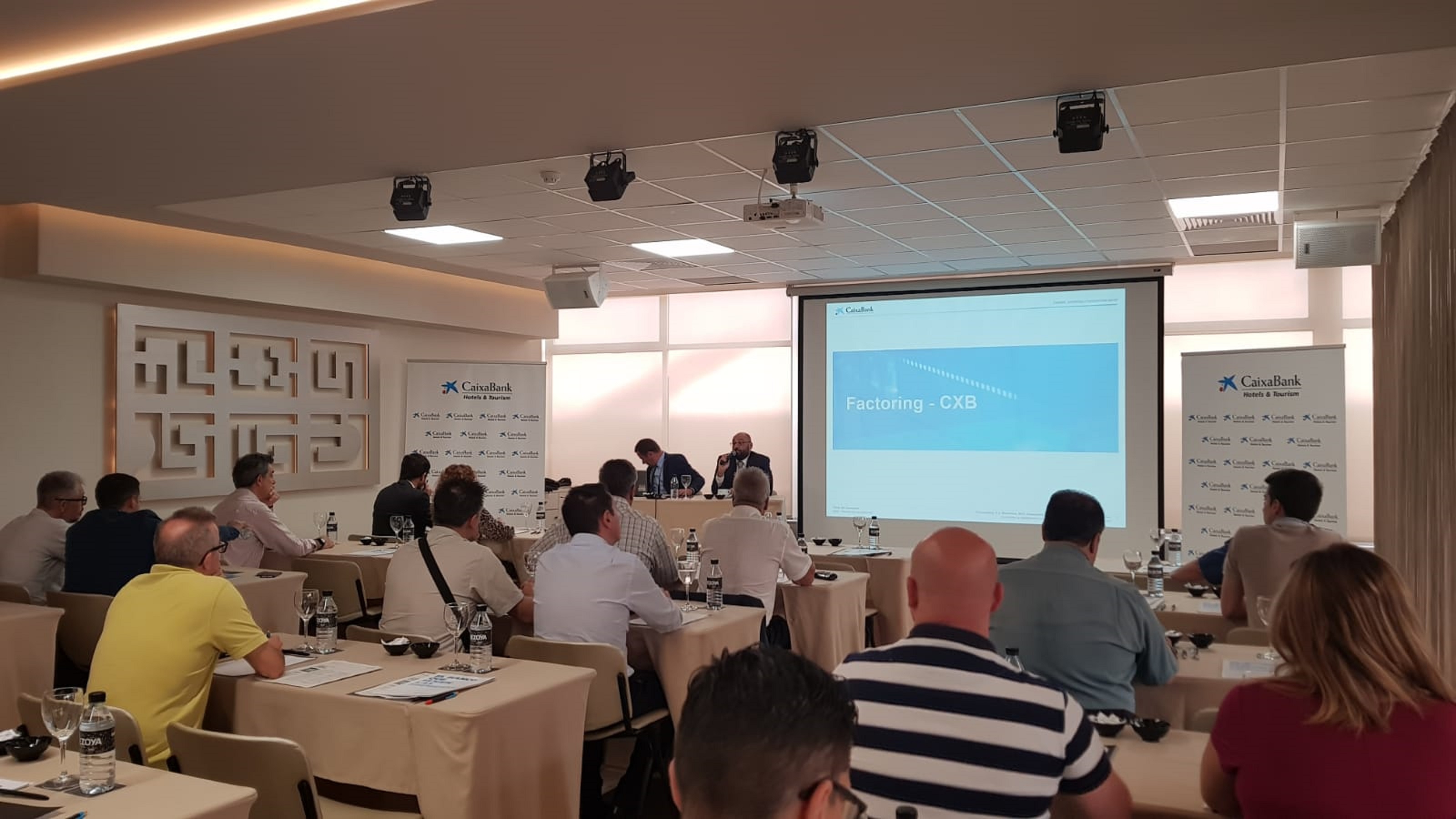 CaixaBank reúne a cincuenta empresarios en Benidorm para analizar las ventajas del factoring, el confirming y el leasing