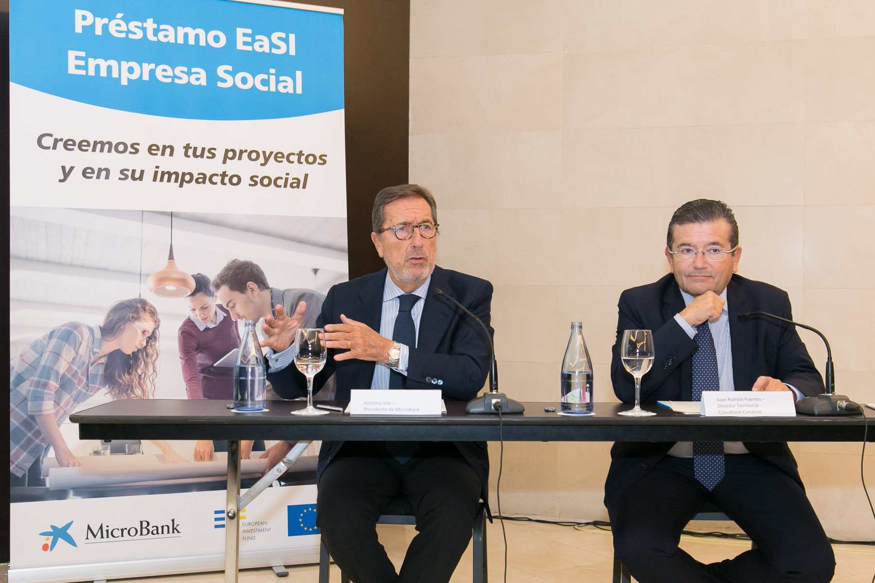 Antonio Vila, presidente de MicroBank, y Juan Ramón Fuertes, Director Territorial de CaixaBank en Canarias.