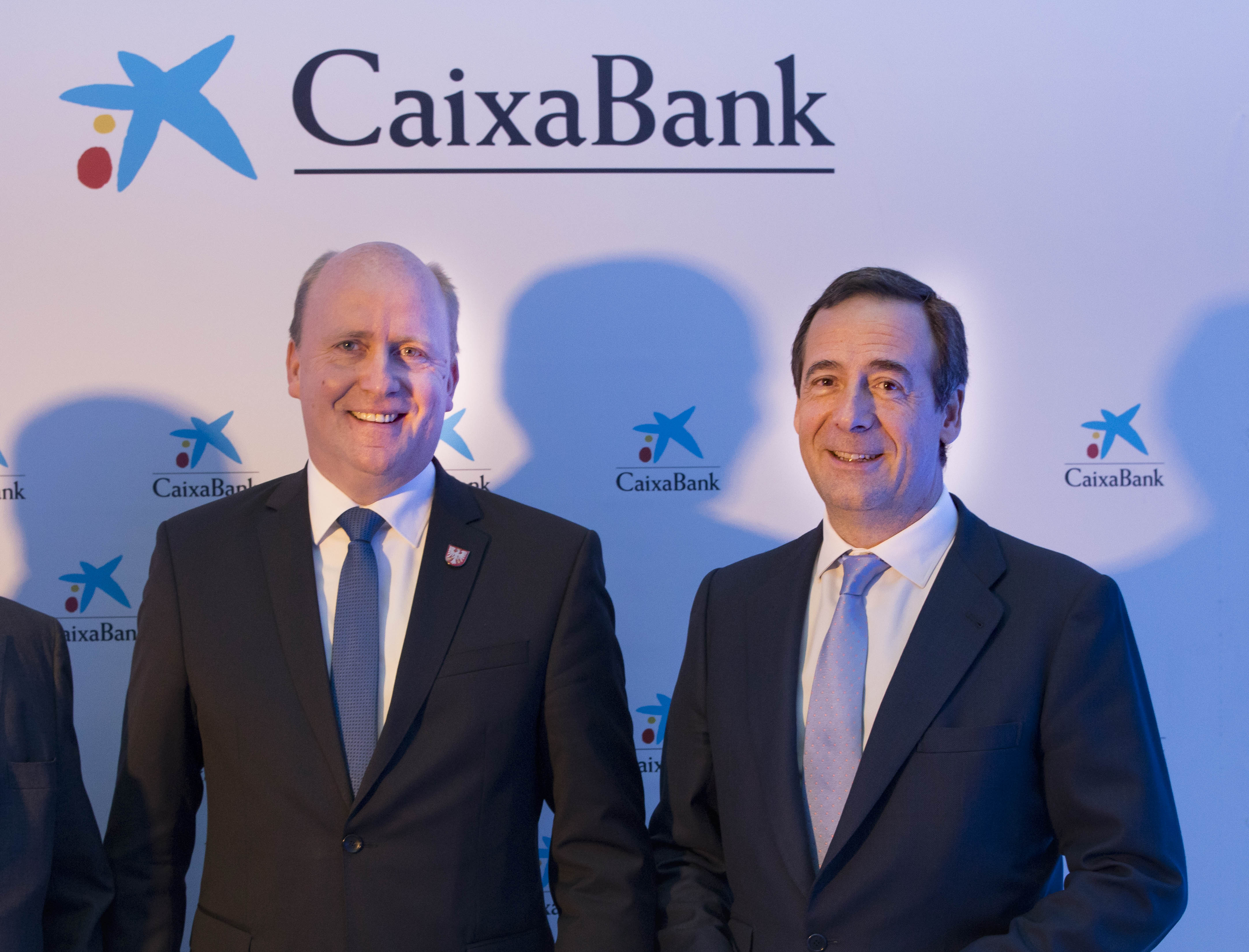 Gonzalo Gortázar, consejero delegado de CaixaBank, con Uwe Becker, alcalde de Fráncfort