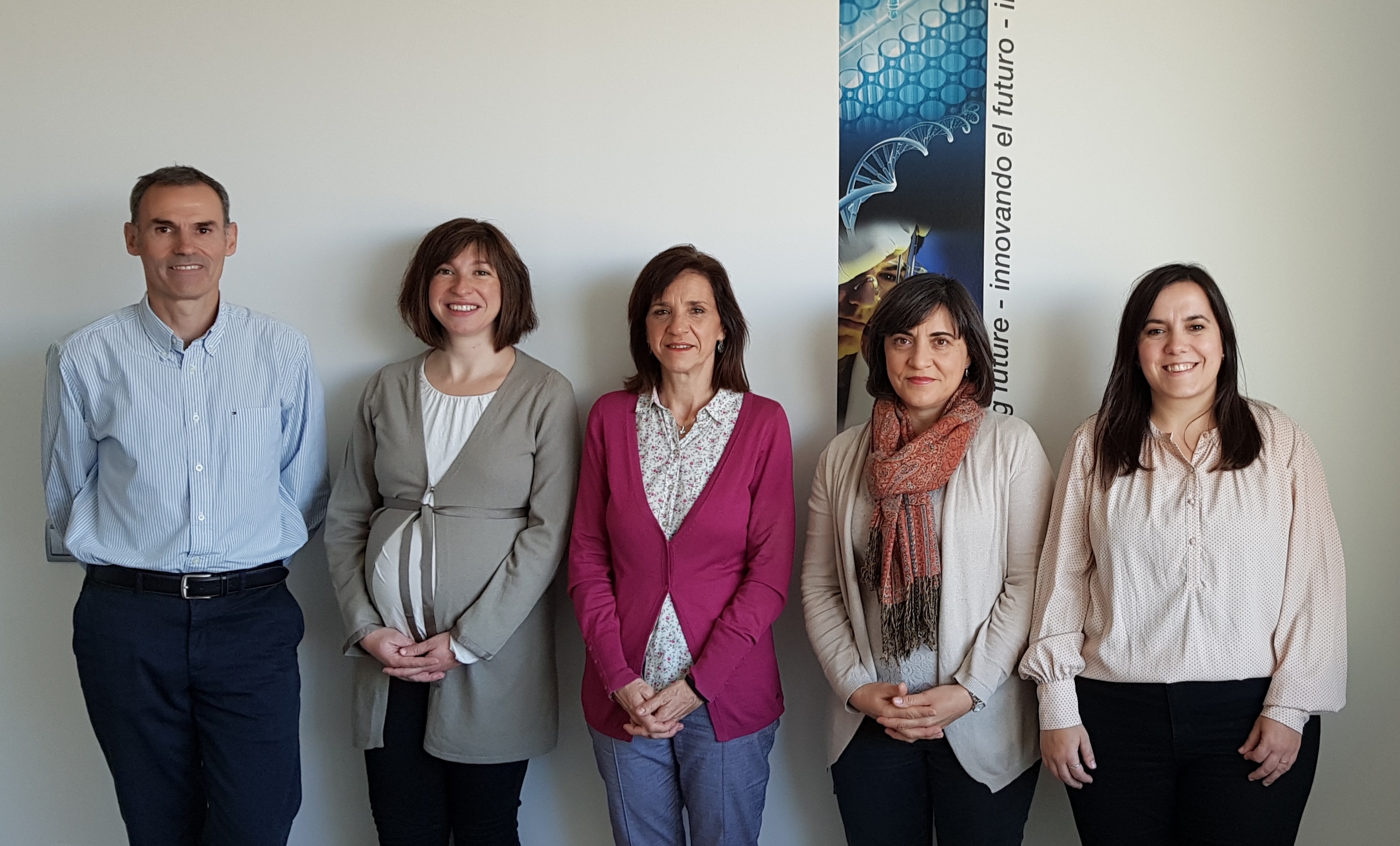 De izquierda a derecha, Luis Mata, director técnico de Zeulab; Patricia Galán, investigadora responsable de la línea de alérgenos de Zeulab; María Dolores Pérez Cabrejas, catedrática de Tecnología de Alimentos de la Universidad de Zaragoza y directora del proyecto;  Lourdes Sánchez, catedrática de Tecnología de los Alimentos de la Universidad de Zaragoza; e Isabel Segura, investigadora de la línea de alérgenos.
