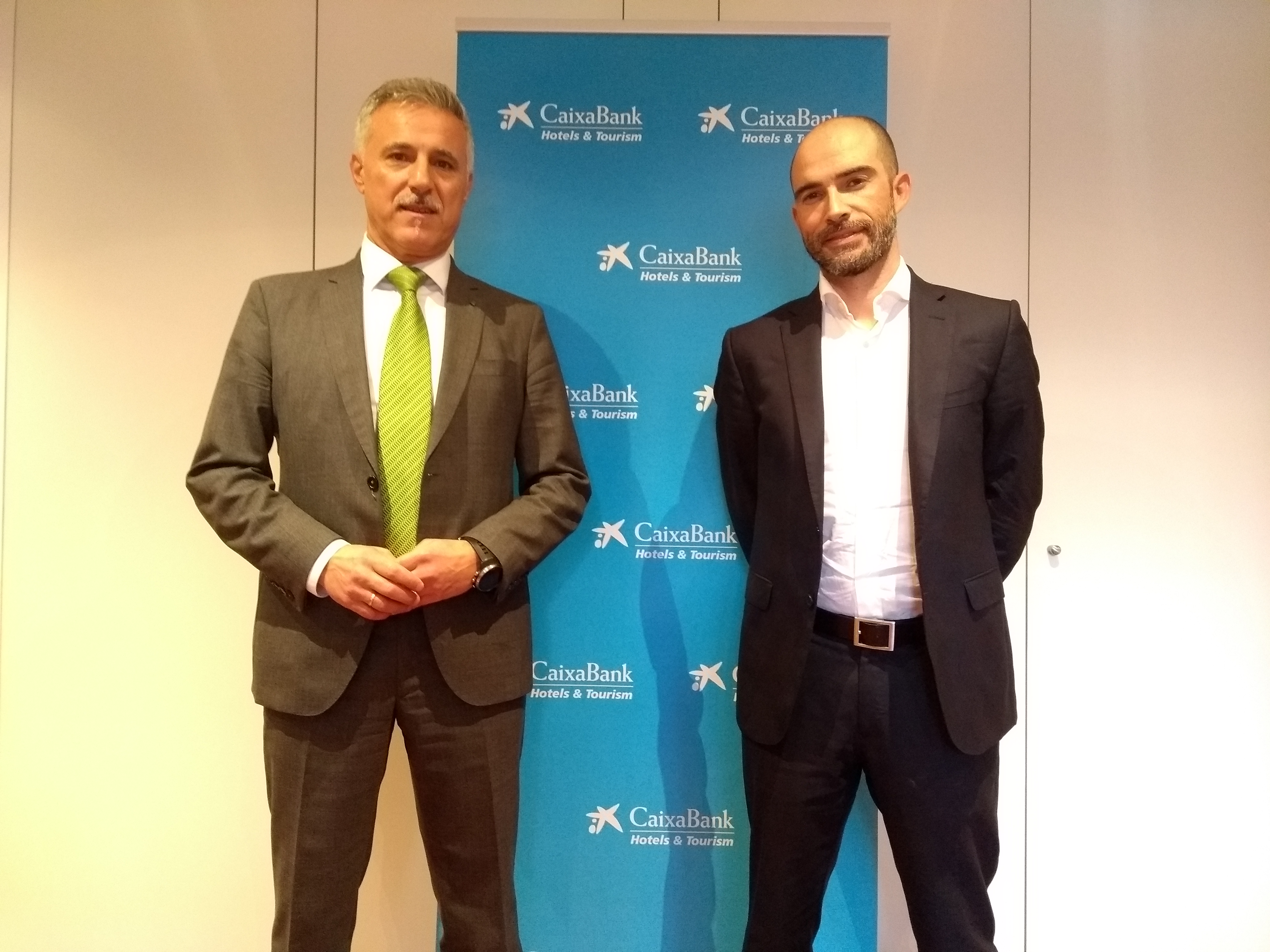 CaixaBank presenta innovaciones a los hoteleros de Santiago