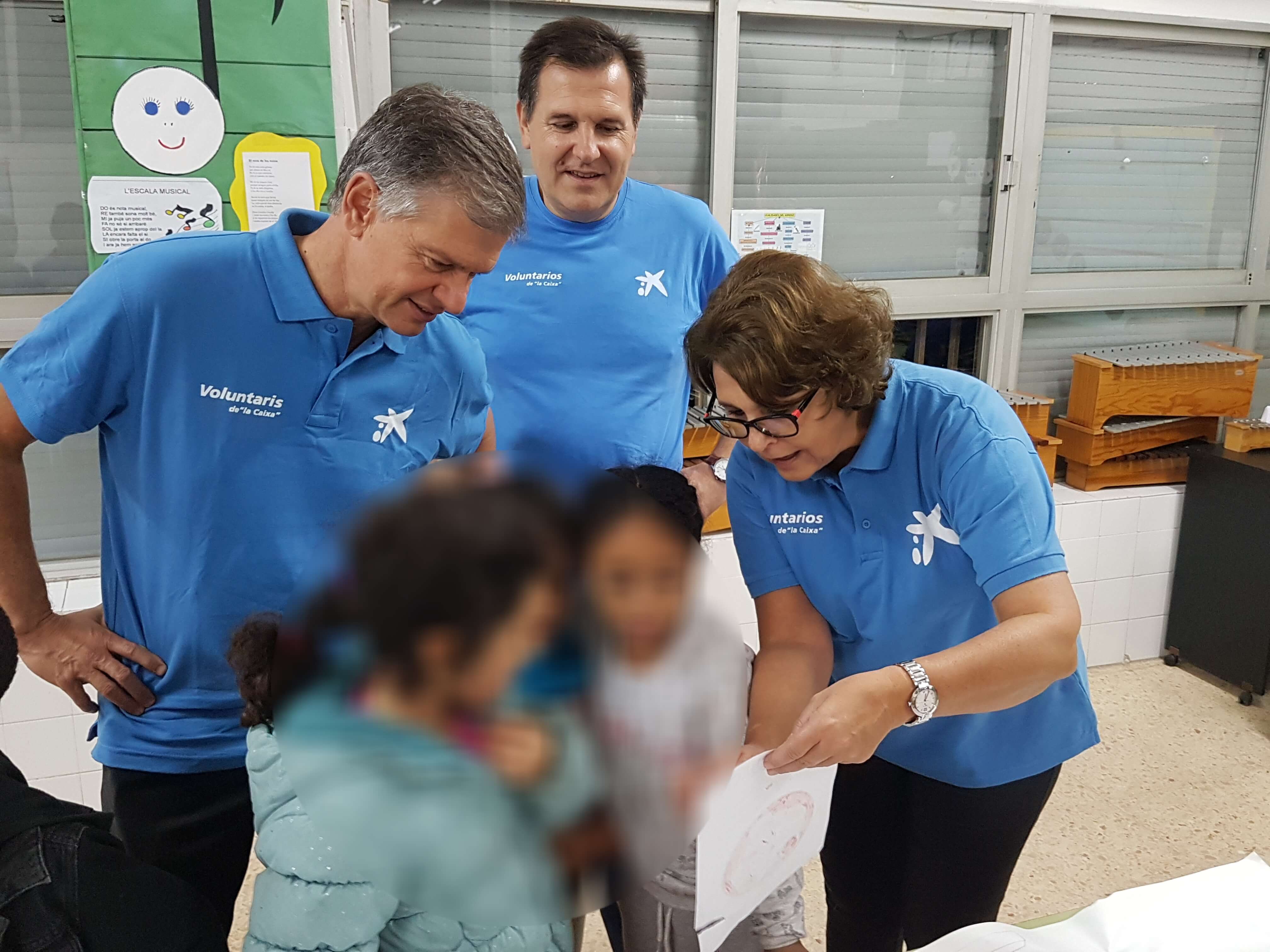 El director territorial de CaixaBank en la Comunitat Valenciana, Xicu Costa(izquierda), participa en una actividad como voluntario.
