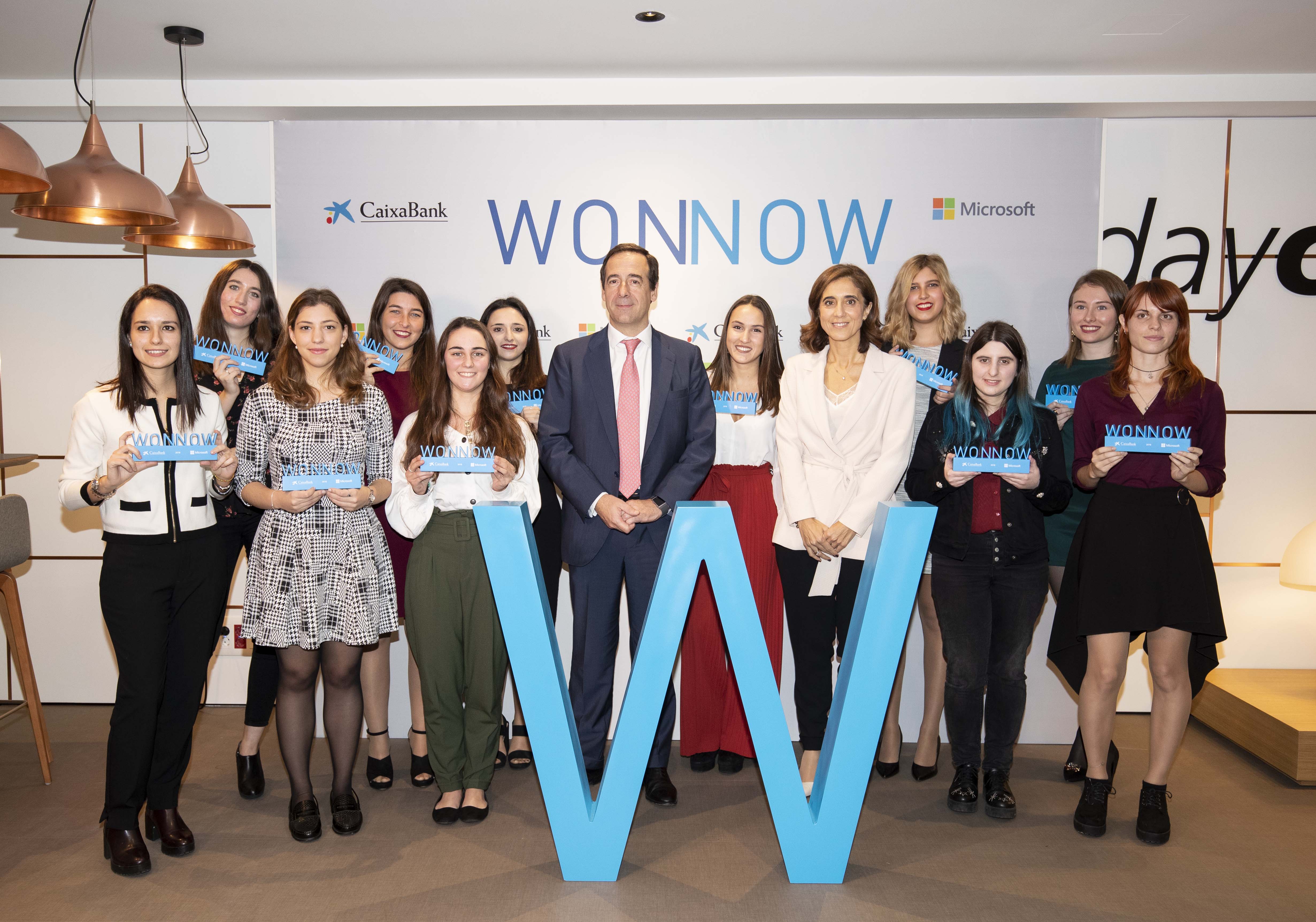 Gonzalo Gortázar, consejero delegado de CaixaBank, y Pilar López, presidenta de Microsoft España, con las ganadoras de los Premios WONNOW