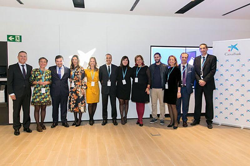 Equipo de la oficina Store Los Majuelos junto al director territorial de CaixaBank en Canarias, Juan Ramón Fuertes