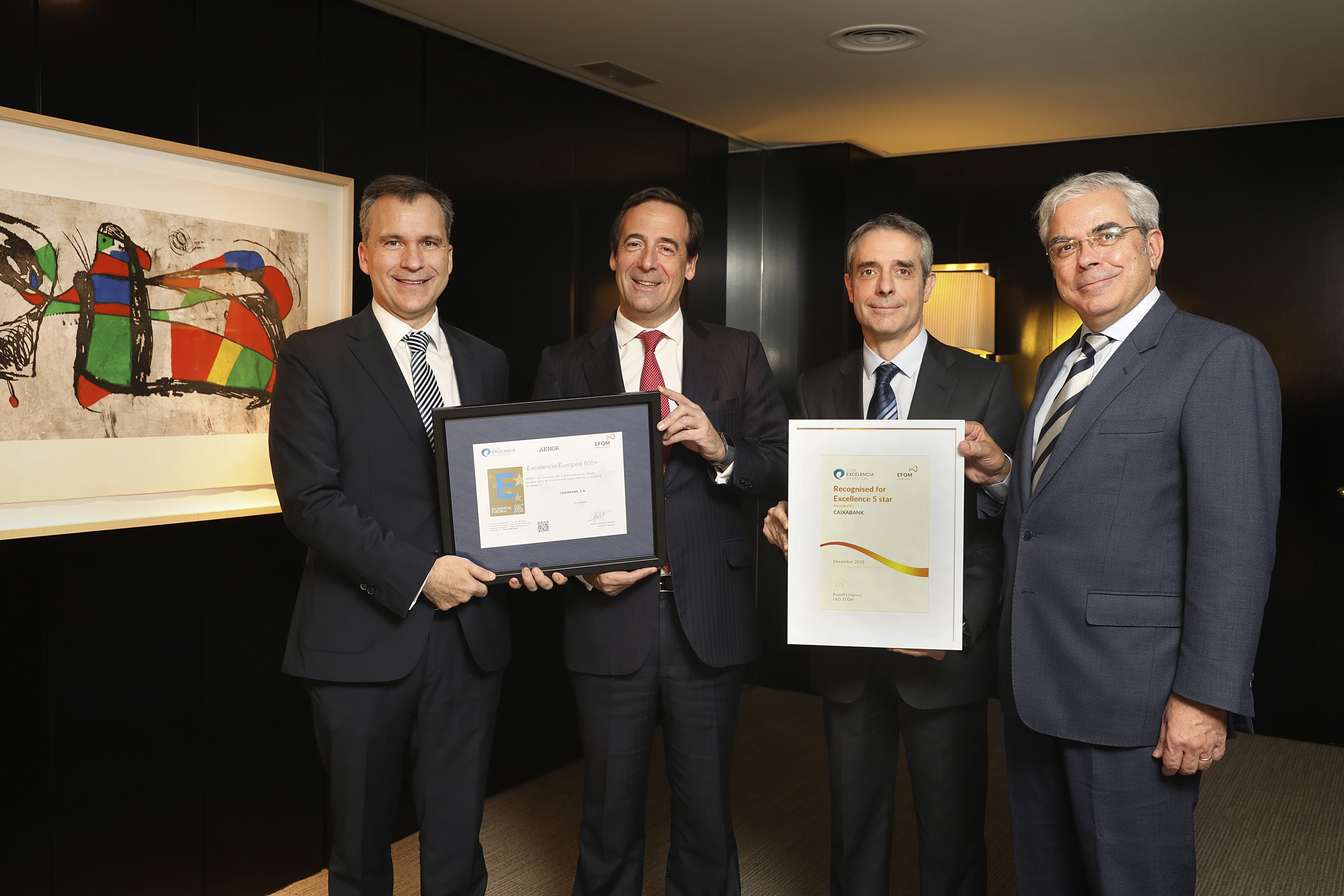 De izquierda a derecha: Rafael García Meiro, director general de AENOR; Gonzalo Gortázar, consejero delegado de CaixaBank; Bibiano Martínez, director ejecutivo adjunto a la Dirección General de Negocio de CaixaBank, e Ignacio Babé, secretario general del Club Excelencia en Gestión (CEG).