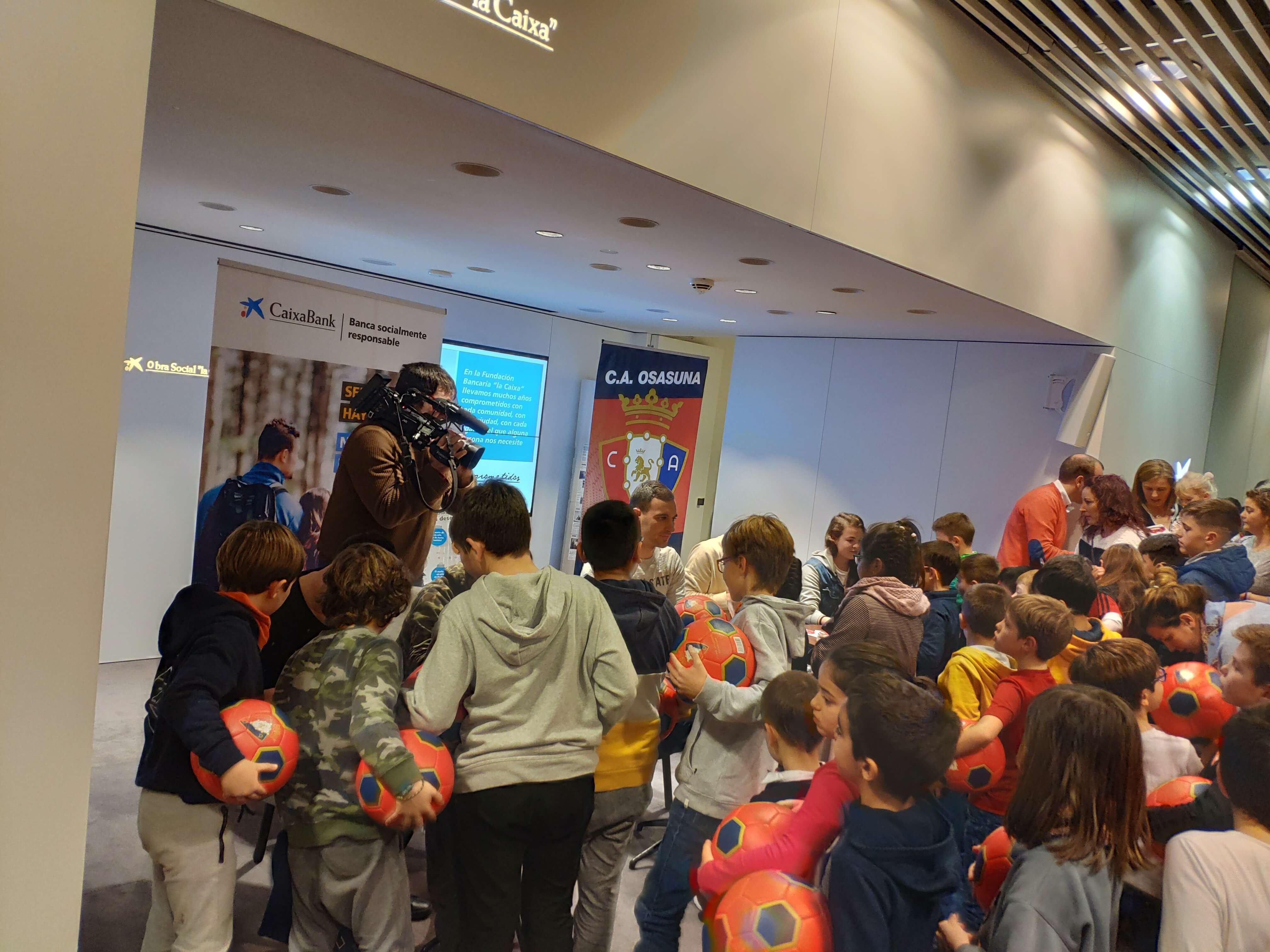 CaixaBank acoge encuentros entre futbolistas del Osasuna y aficionados