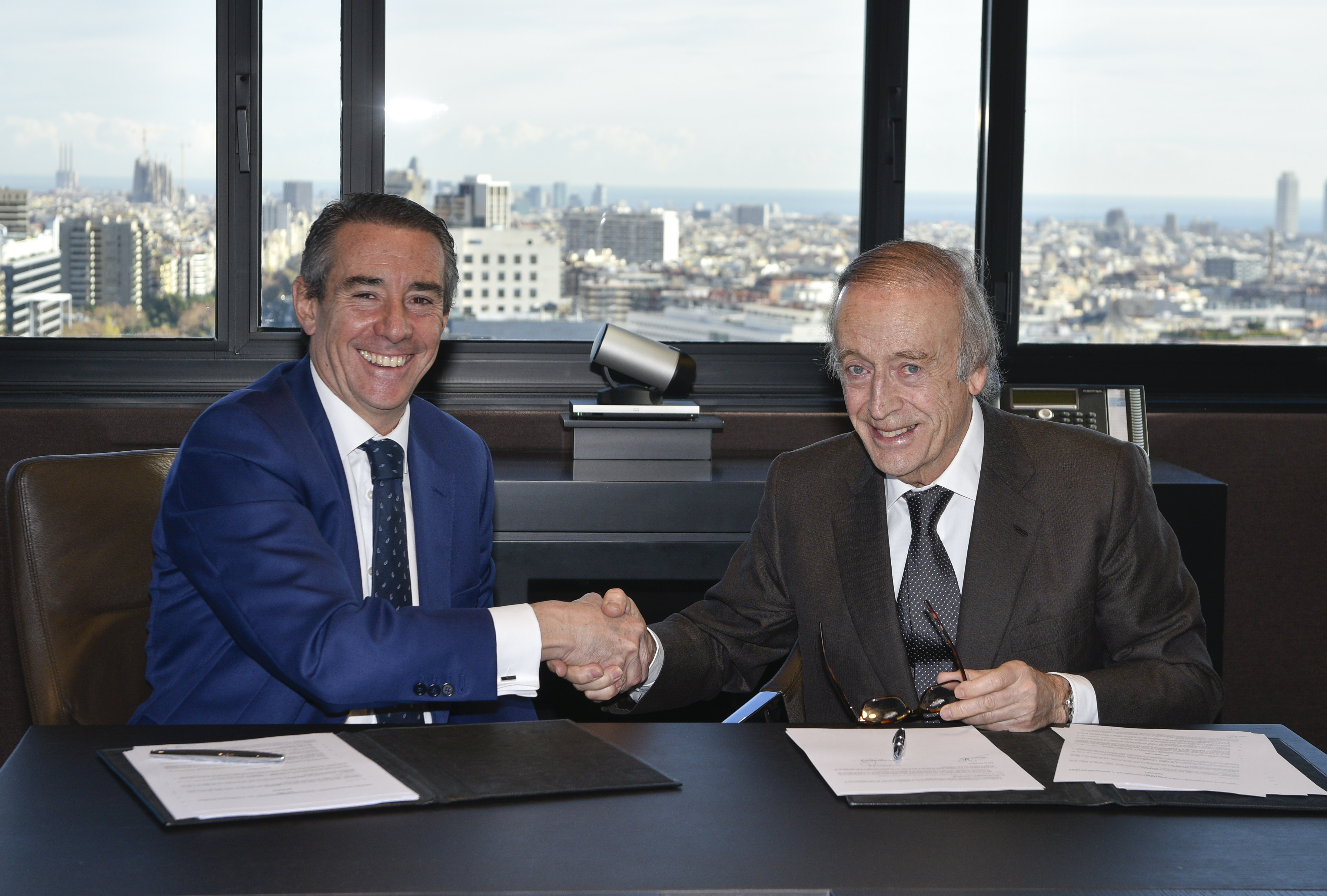 De izquierda a derecha, el director general de CaixaBank Juan Alcaraz y el presidente de la FEV, Miguel A. Torres.