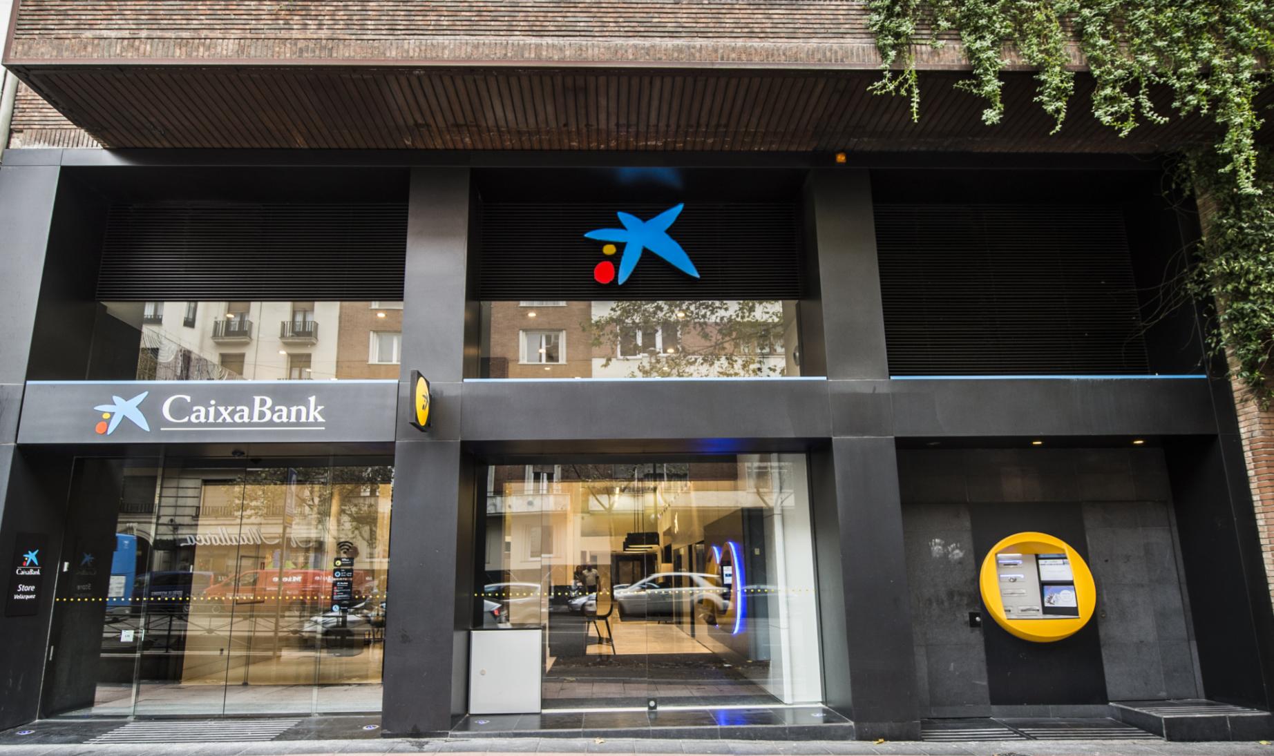Exterior de una oficina Store de CaixaBank
