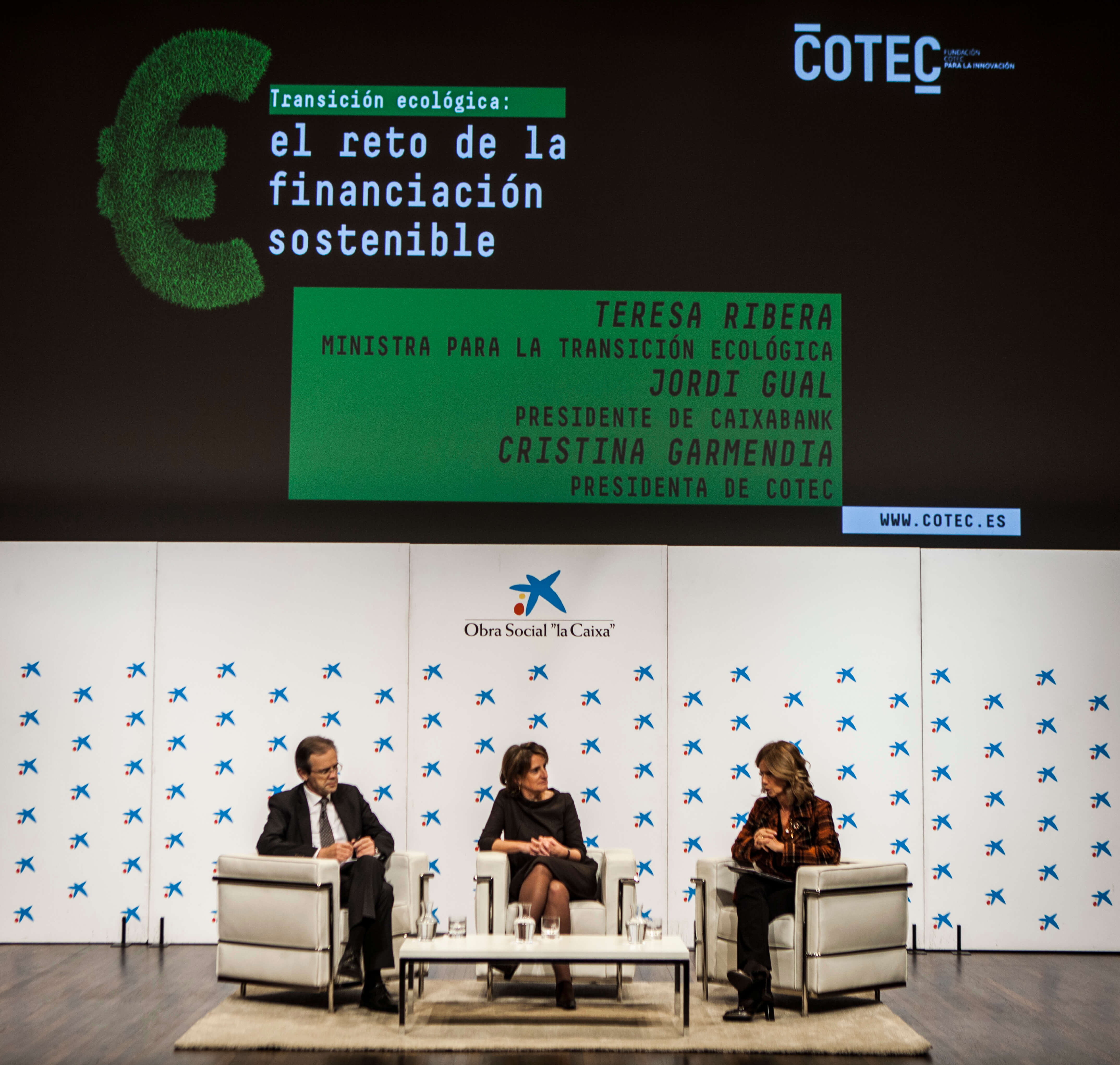 Jordi Gual, Presidente de CaixaBank, Teresa Ribera, Ministra para la Transición Ecológica, y Cristina Garmenda, Presidenta de COTEC.   