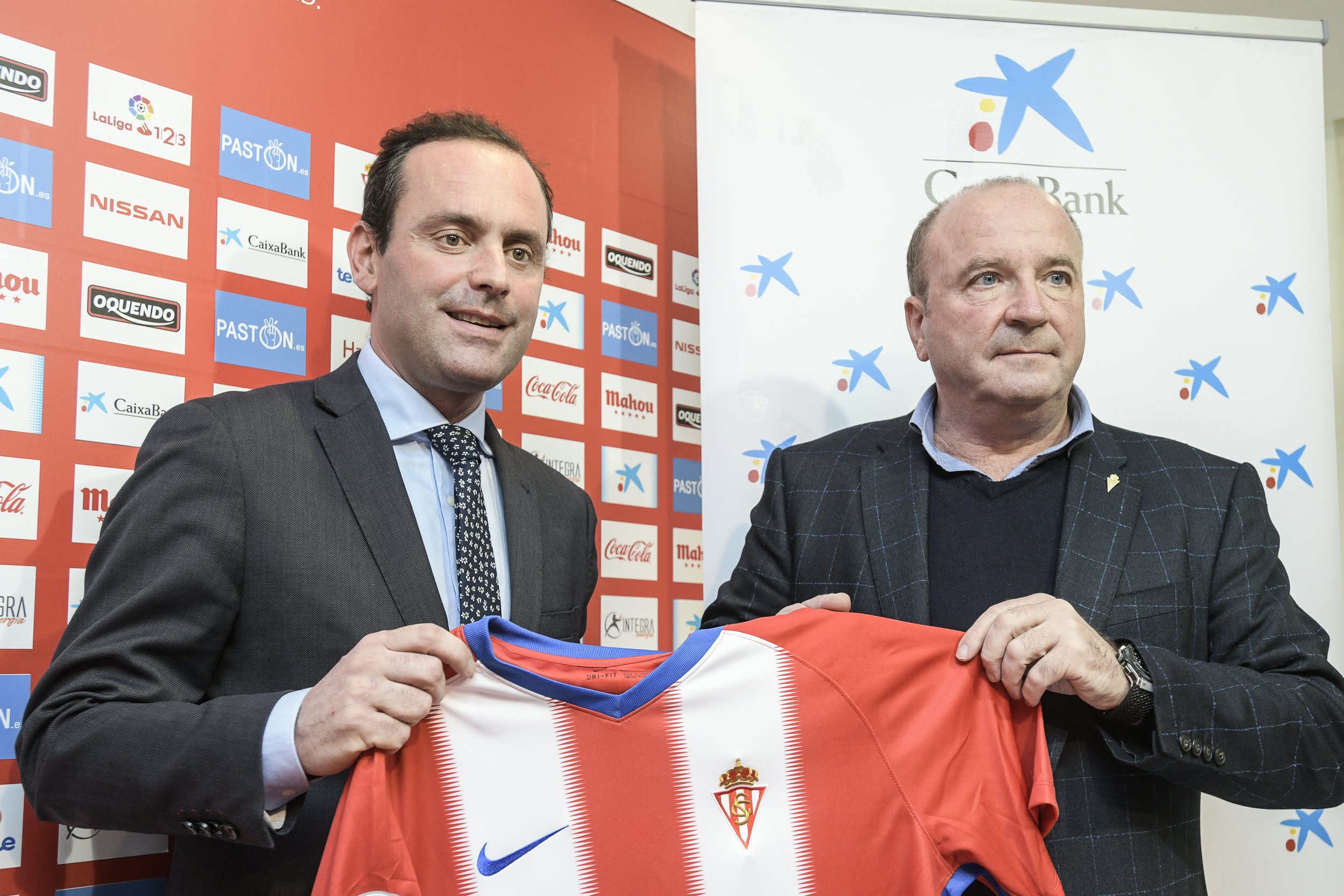 Javier Fernández Rodríguez, vicepresidente del Real Sporting de Gijón y Juan Ignacio Domínguez Latorre, director comercial de CaixaBank en Asturias, han comparecido en un acto especial organizado por el club para escenificar esta nueva colaboración conjunta.