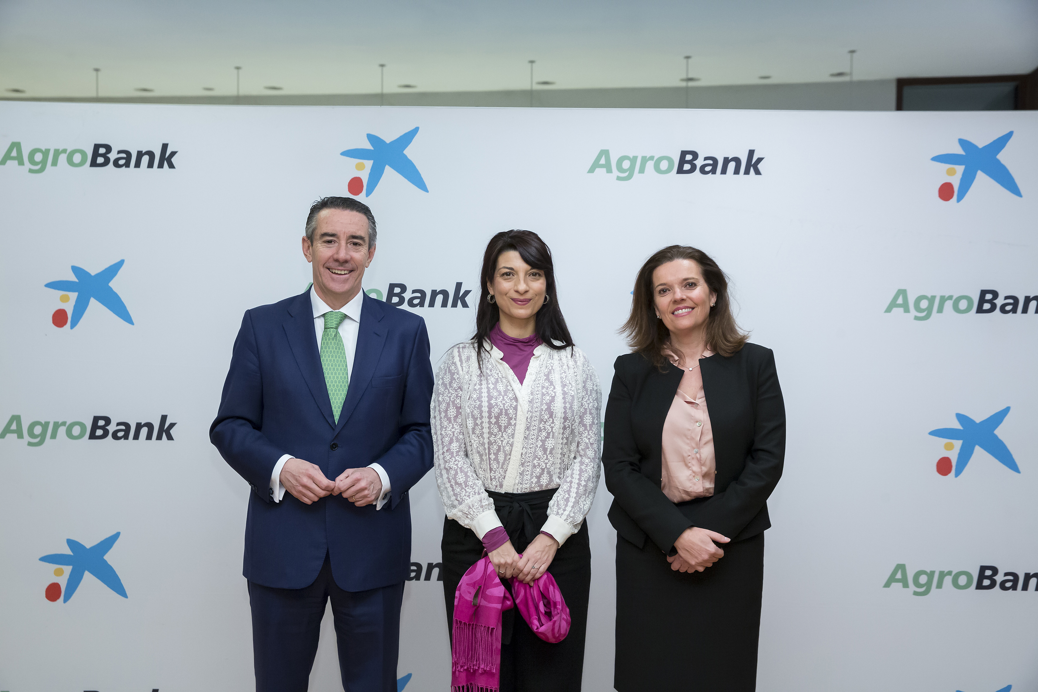 De izquierda a derecha, Juan Antonio Alcaraz, director general de CaixaBank, Isabel Bombal, directora general de Desarrollo Rural, Innovación y Política Forestal del Ministerio de Agricultura, Pesca y Alimentación (MAPA), y Ana Díez Fontana, directora territorial de CaixaBank en Navarra.