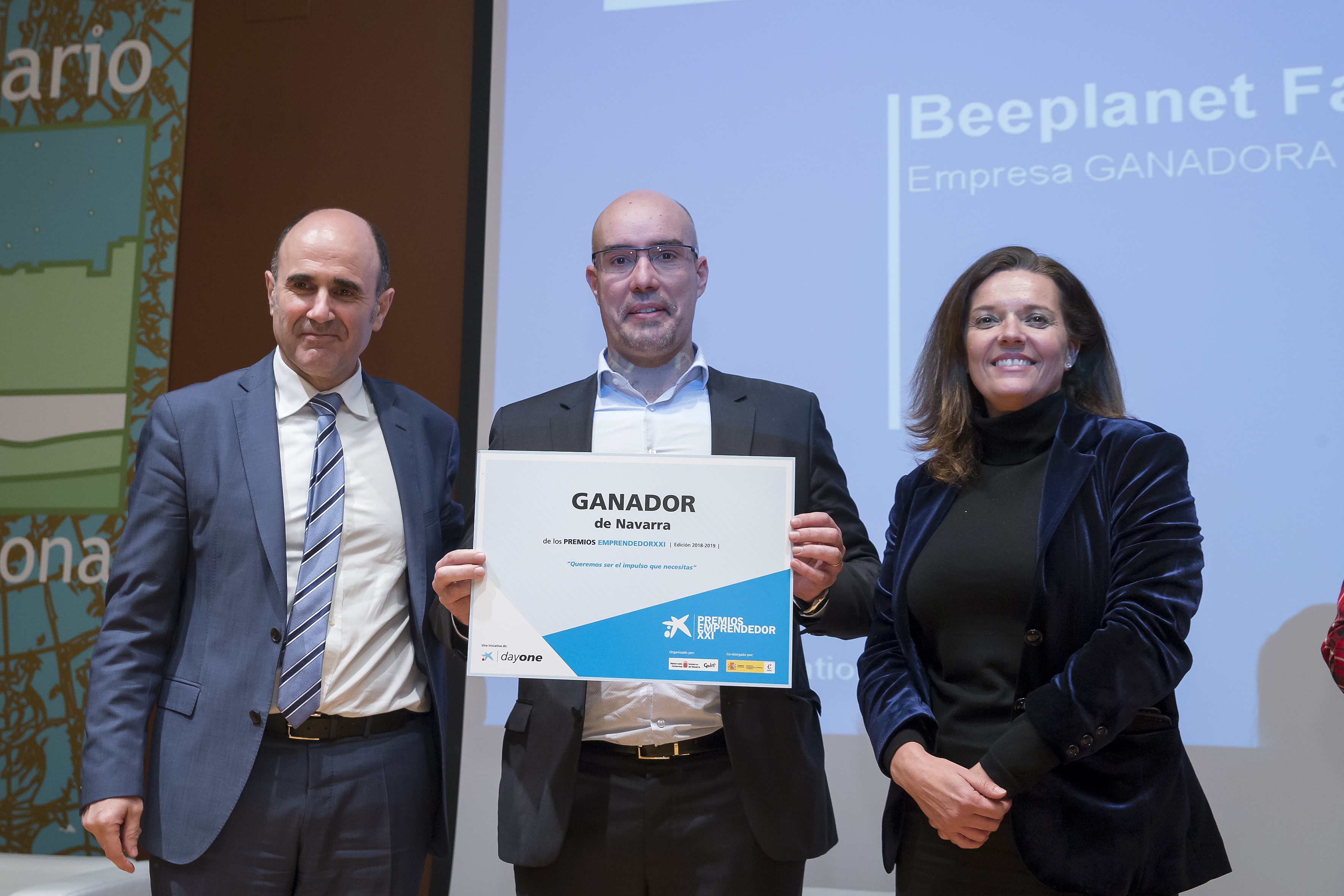 De izquierda a derecha: Manu Ayerdi, vicepresidente primero y consejero de Desarrollo Económico del Gobierno de Navarra; Jon Asín, gerente y cofundador de Beeplanet Factory, y Ana Díez Fontana, directora territorial de CaixaBank en Navarra