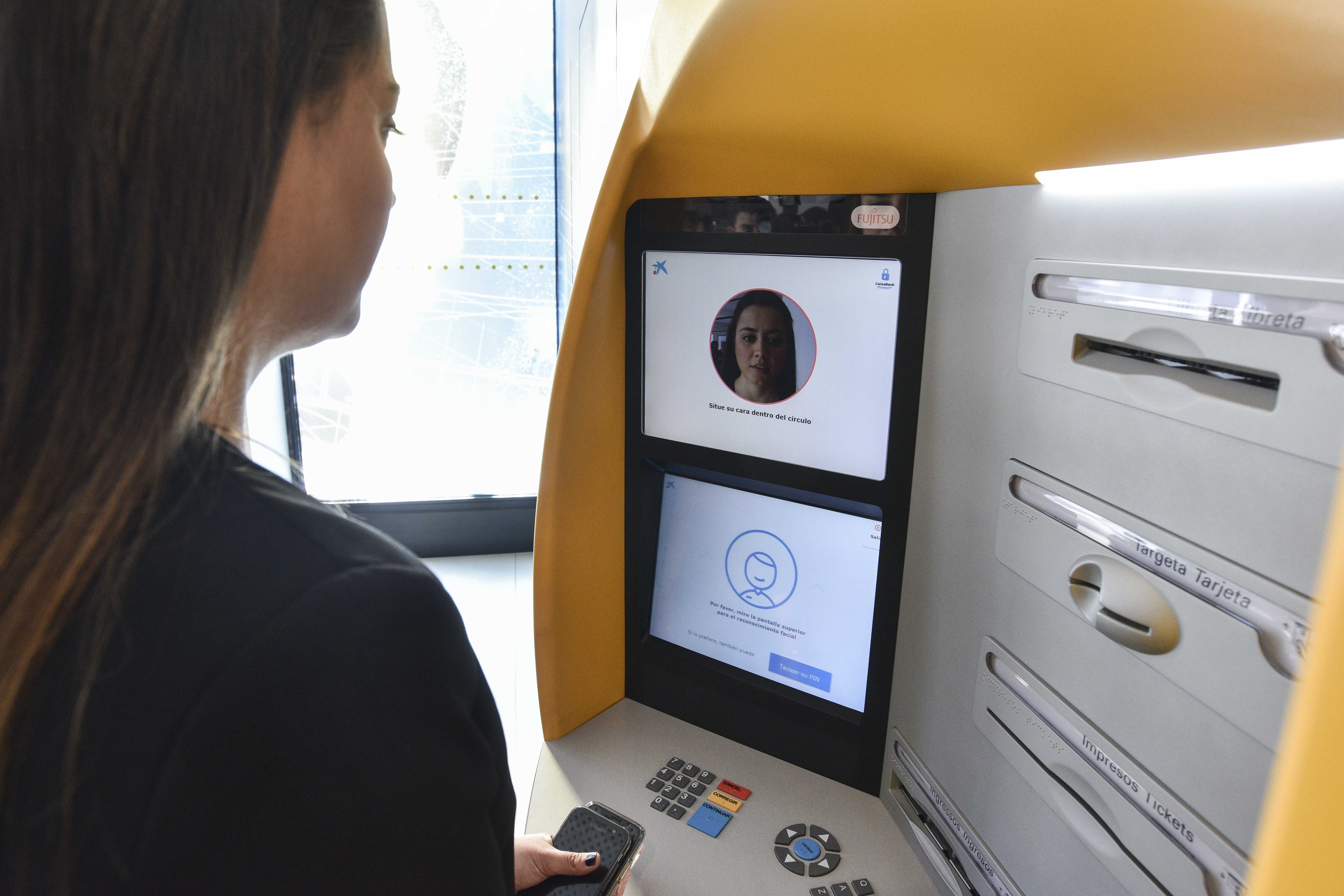 CaixaBank utiliza el reconocimiento facial en sus cajeros para sacar dinero