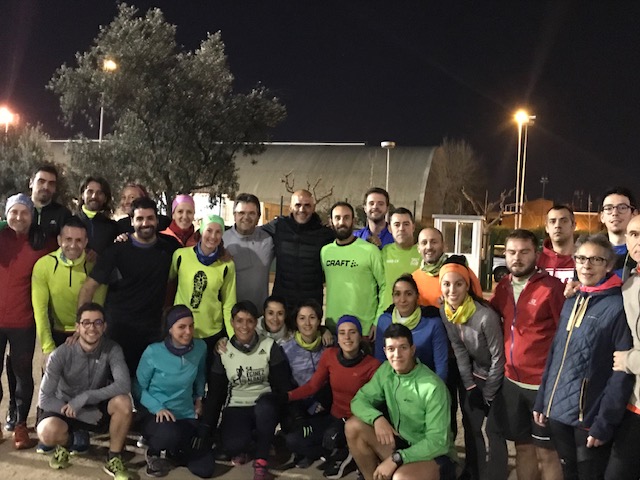 Reyes Estévez junto a un grupo de runners de la ciudad.