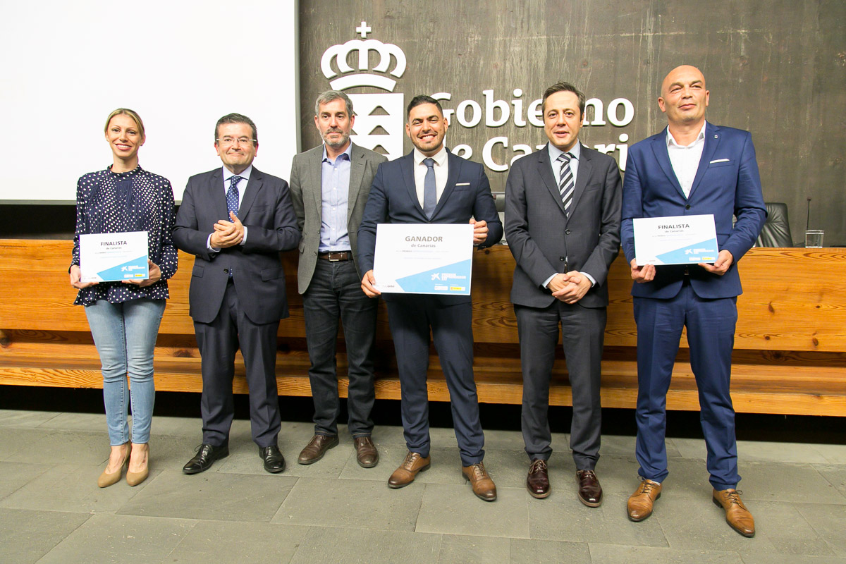 De izquierda a derecha: representante de la empresa finalista Nubelia Cloud; Juan Ramón Fuertes, director territorial de CaixaBank en Canarias; Fernando Clavijo, presidente de Canarias; José Manuel Expósito Díaz, representante de la empresa ganadora X-Net Software; José Bayón, consejero felegado de Enisa; y el representante de la segunda empresa finalista Omnirooms.com.