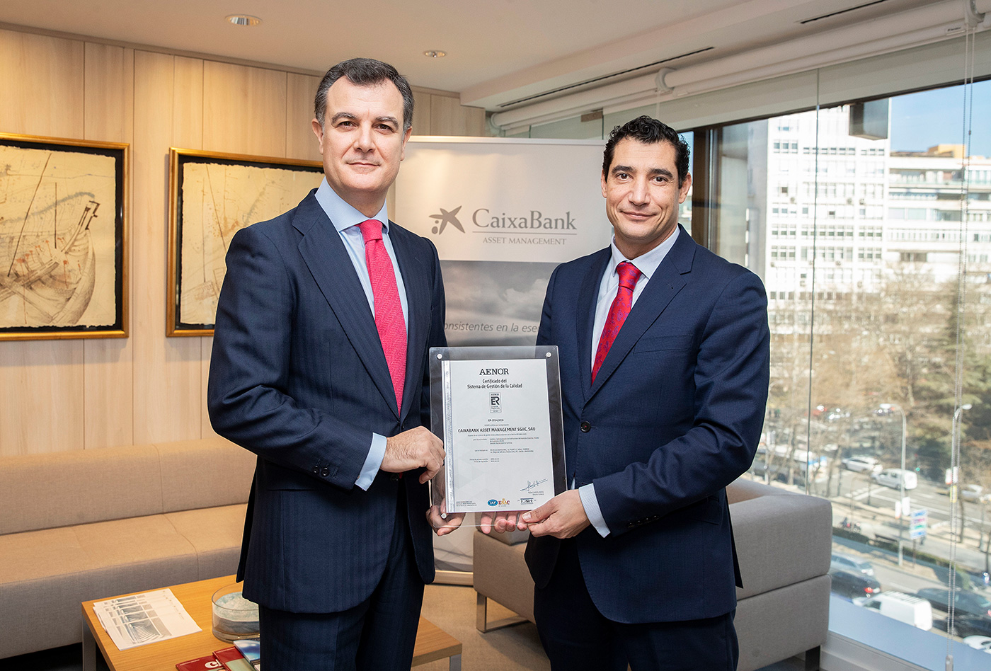 Juan Bernal, director general de CaixaBank Asset Management, y Javier Muñoz, director de Operaciones de Conformidad de AENOR
