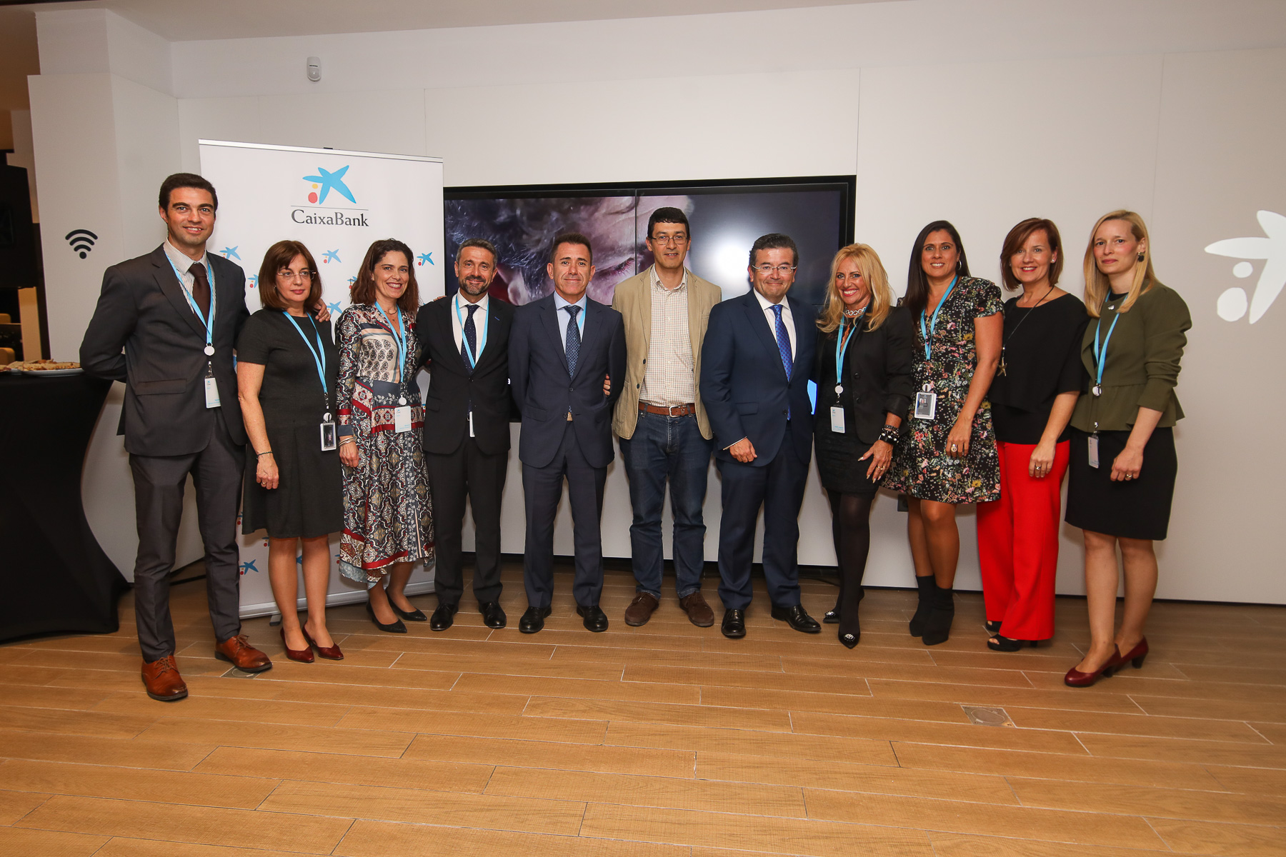 Equipo de la oficina de CaixaBank Store Siete Palmas junto con el concejal de Recursos Humanos del Ayuntamiento de Las Palmas de Gran Canaria, Mario Marcelo, y el director territorial de CaixaBank en Canarias, Juan Ramón Fuertes.