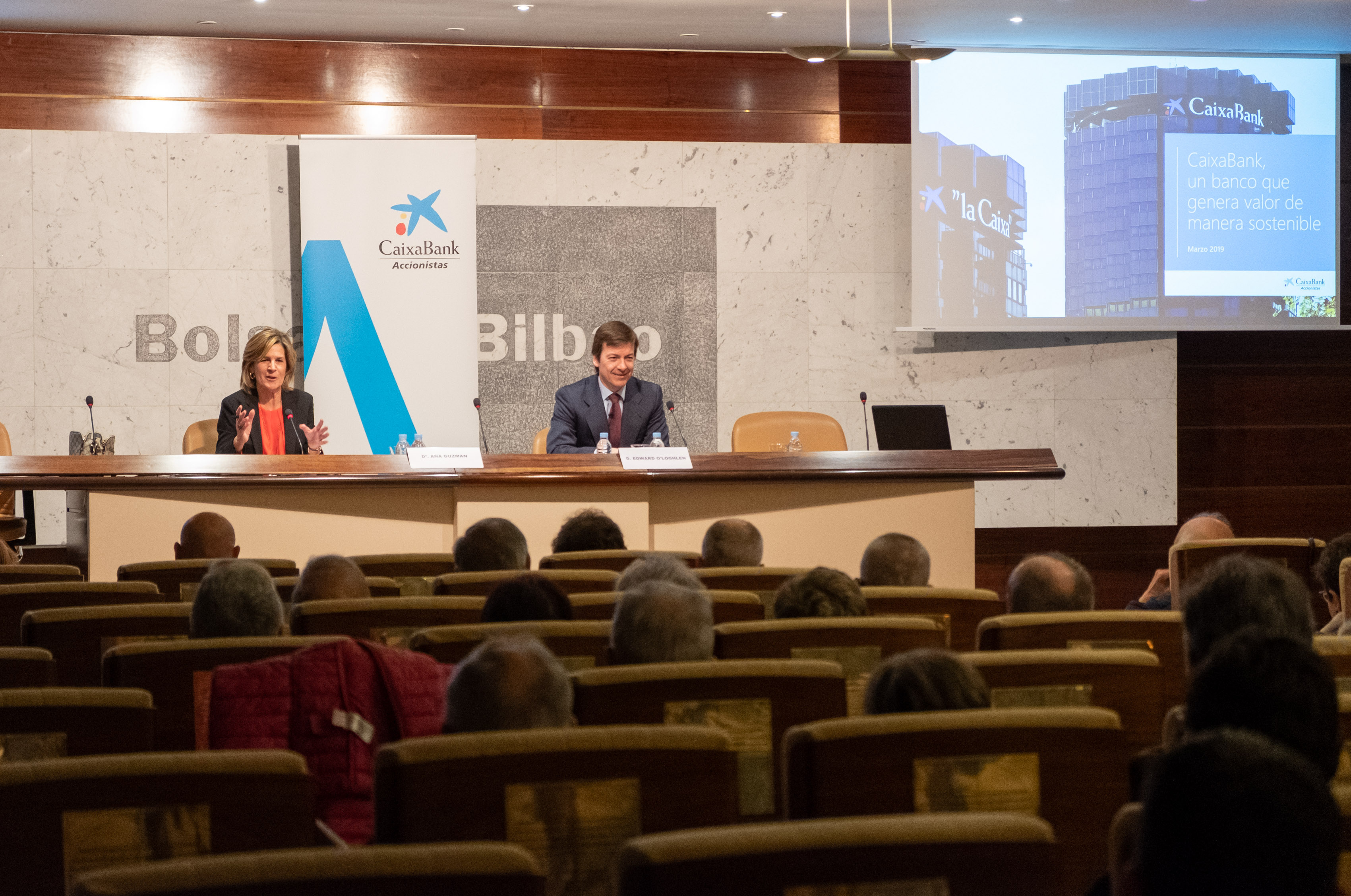 La directora de Banca Privada y Banca Premier de la dirección territorial de País Vasco-Cantabria, Ana Guzmán, y el director corporativo de Relación con Inversores de CaixaBank, Edward O’Loghlen durante la jornada de CaixaBank en Bilbao