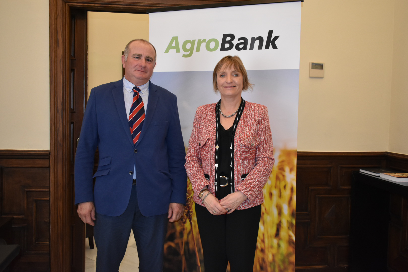 Antonio Candil (presidente de Manzanilla Olive) y María Jesús Catalá (directora territorial de CaixaBank en Andalucía Occidental)
