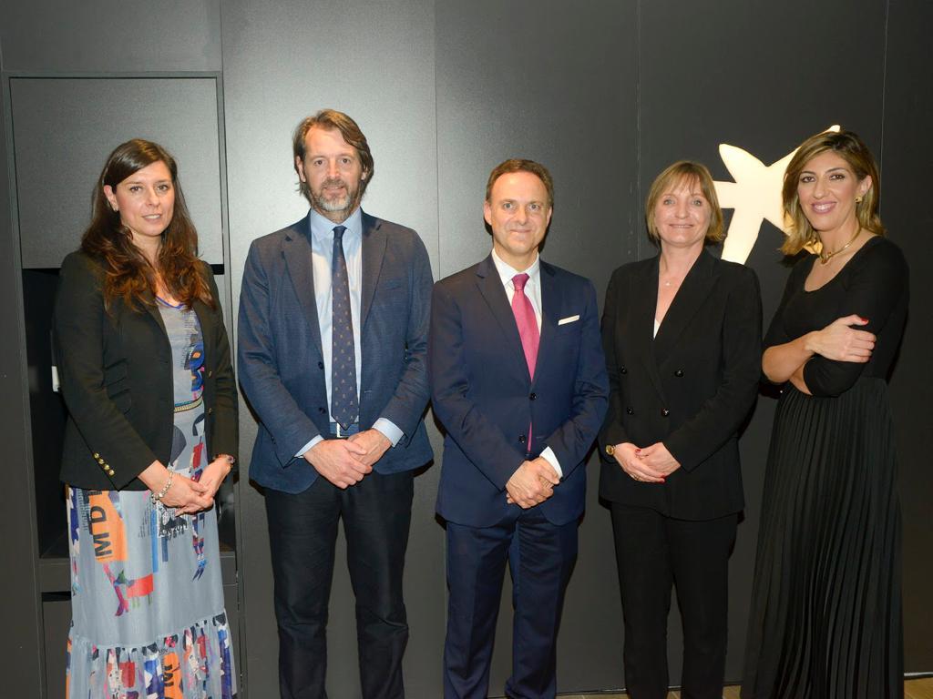 Custodia Caballero, directora oficina Store El Puerto de Santa María; Luis Llerena, director Área de Negocios de Sanlúcar; David de la Encina, alcalde de El Puerto de Santa María; María Jesús Catalá, directora territorial CaixaBank en Andalucía Occidental; Yolanda Vera, directora comercial en Cádiz y Huelva. 
