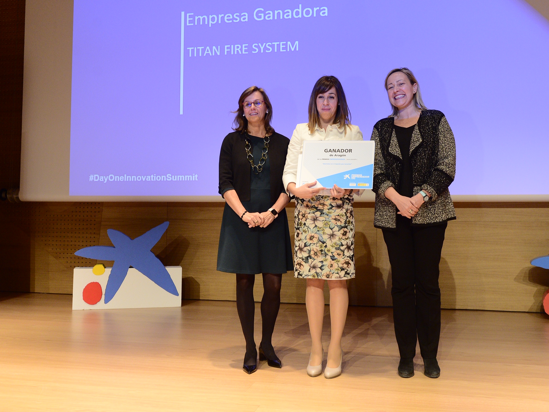 Cristina Gonzalez, directora territorial CaixaBank en Aragón y La Rioja; Carolina Vilas, socia de la empresa ganadora, y Marta Gastón, consejera del Gobierno de Aragón
