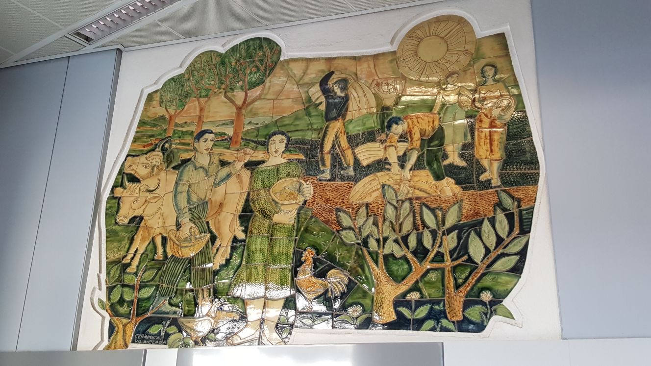 El mural cerámico “Mural de la pagesia” del artista Josep Vilà Clara