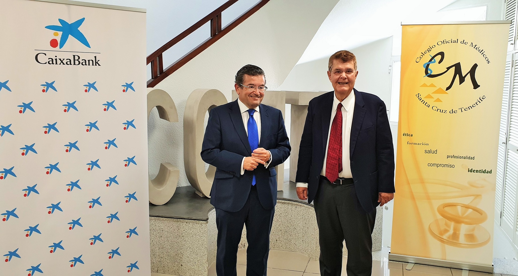Juan Ramón Fuertes Blasco (director territorial de CaixaBank en Canarias)  y Rodrigo J. Martín Hernández (presidente del Colegio Oficial de Médicos de Santa Cruz de Tenerife).