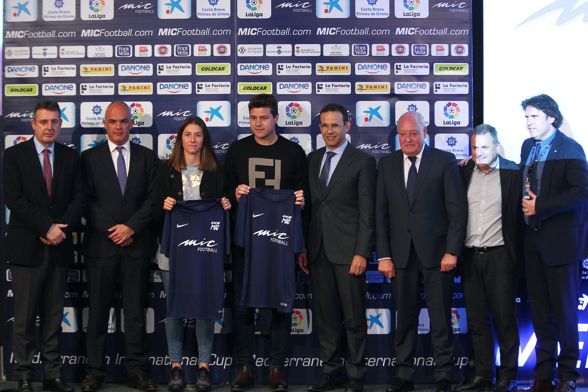 Autoridades, organizadores y padrinos del MICFootball, en la presentación en CaixaBank, en Barcelona