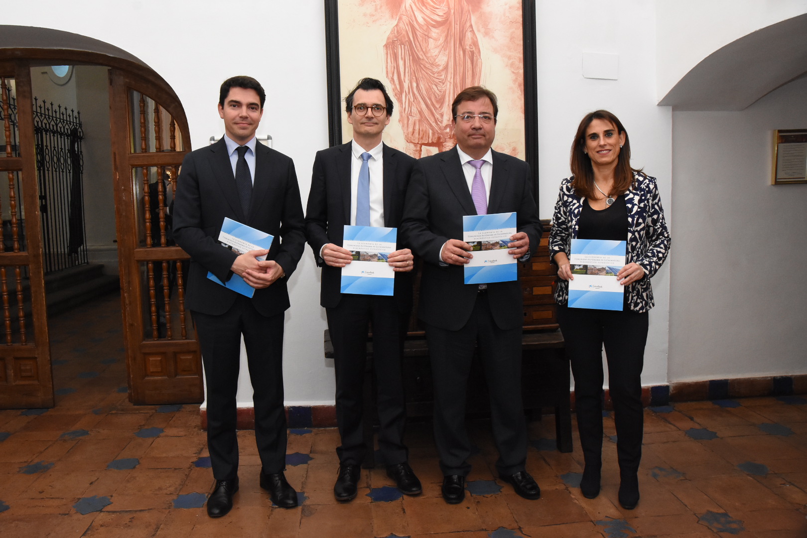 Diego Vizcaíno (socio de AFI), Enric Fernández (economista jefe de CaixaBank), Guillermo Fernández Vara (Presidente de la Junta de Extremadura) e Isabel Moreno (directora territorial de CaixaBank en Castilla La Mancha y Extremadura).
