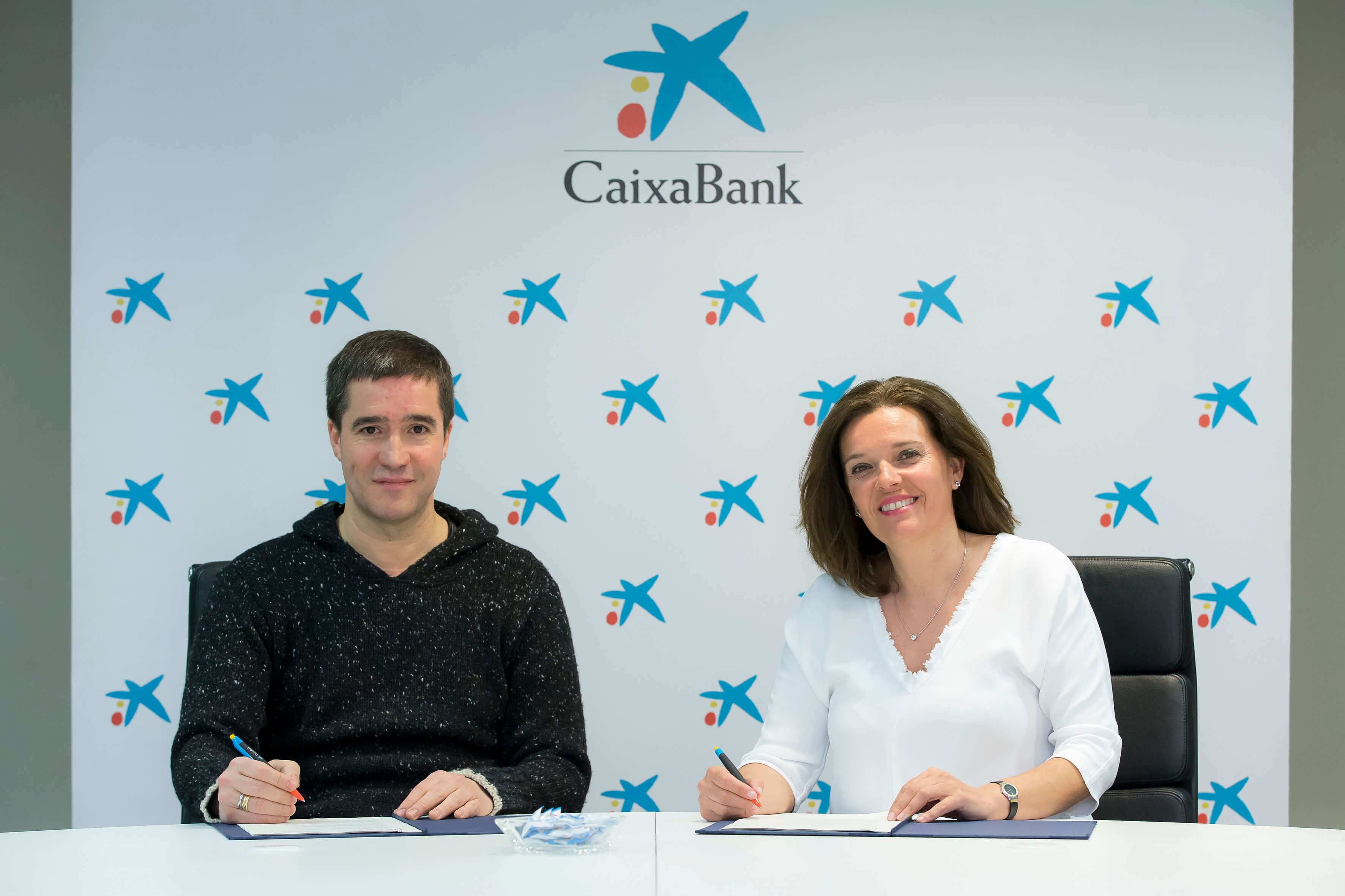 Ana Díez Fontana (directora territorial de CaixaBank en Navarra) e Iñaki Úcar (presidente de la Asociación de Comerciantes de Navarra).