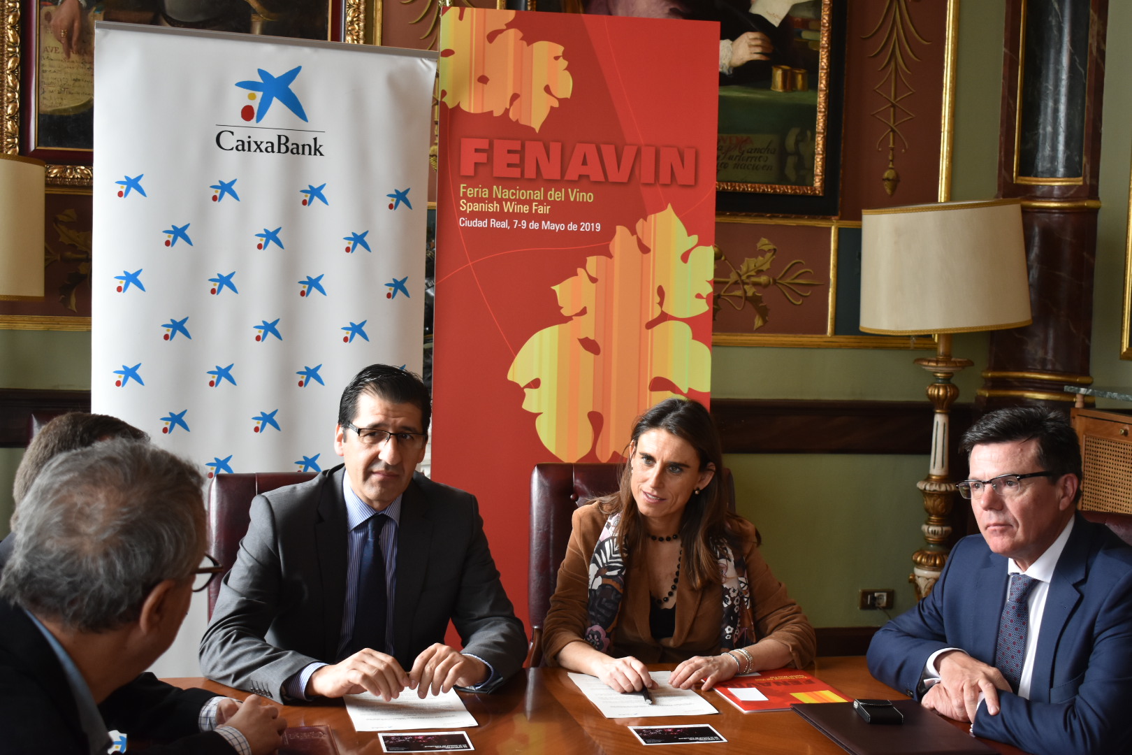 José Manuel Caballero (presidente de la Diputación de Ciudad Real) e Isabel Moreno (directora territorial de CaixaBank en Castilla la Mancha y Extremadura)