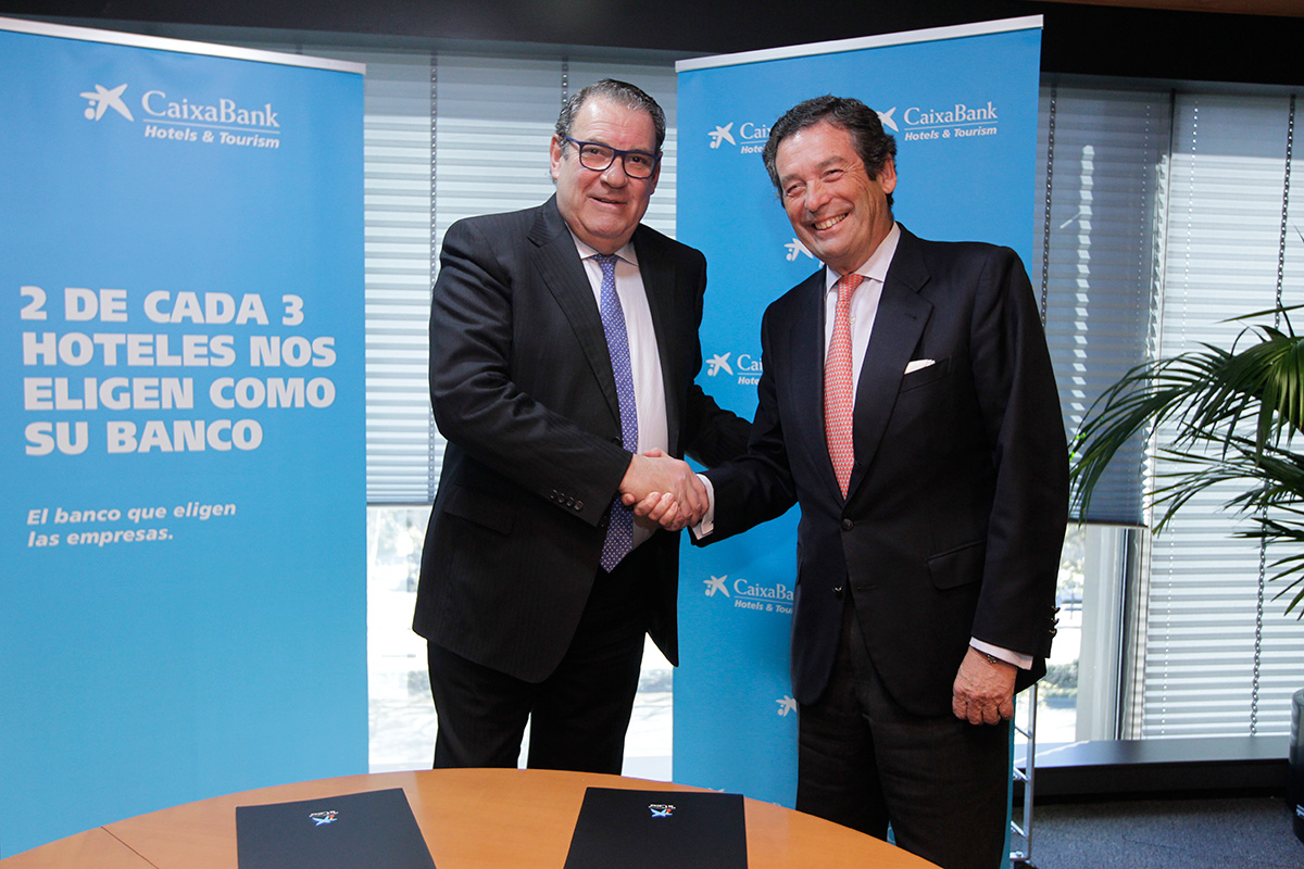 El presidente de la Confederación Española de Hoteles y Alojamientos Turísticos, Juan Molas, y el director ejecutivo de Banca de Empresas de CaixaBank, Luis Cabanas