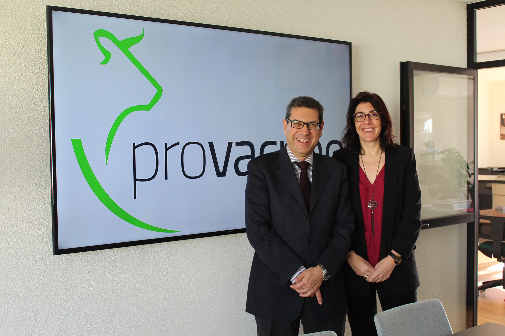 El director de la Organización Interprofesional Agroalimentaria de la carne de Vacuno (PROVACUNO), Javier López, y la directora de AgroBank, Carme Sabrí