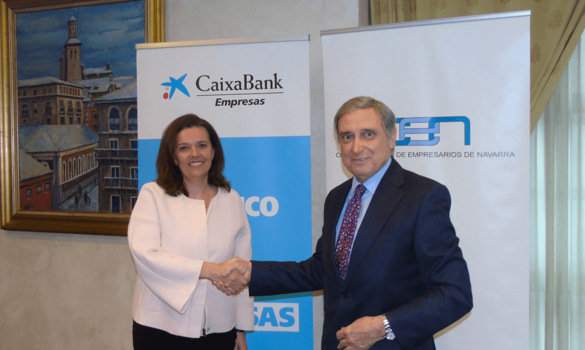 Ana Díez Fontana, directora territorial de CaixaBank en Navarra, y José Antonio Sarría, presidente de CEN