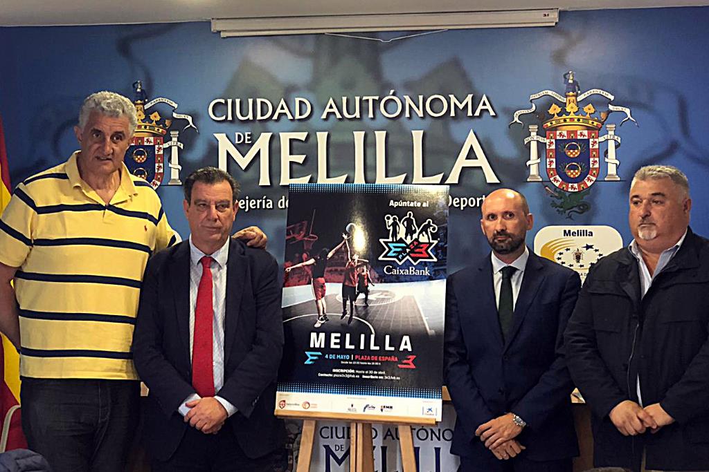 De izquierda a derecha: el Embajador FEB, Fernando Romay; el consejero de Juventud, Educación y Deportes de Melilla, Antonio Miranda; el director de oficinas de CaixaBank en Melilla, Eduardo González; y el presidente de la Federación Melillense de Baloncesto, Javier Almansa
