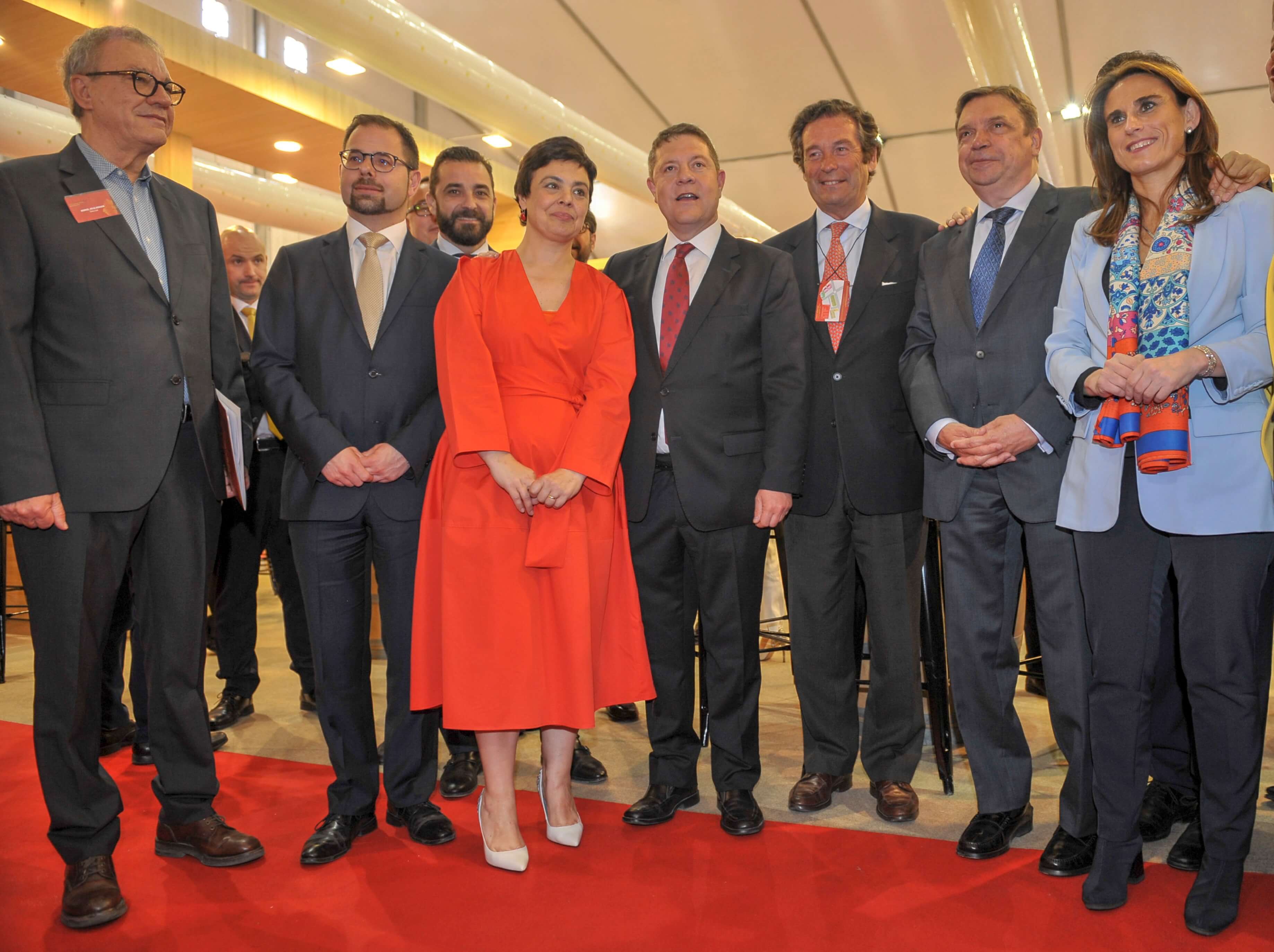 Manuel Juliá, director de FENAVIN; César Corcho, director banca de empresas en Castilla-La Mancha y Extremadura; Pilar Zamora, alcaldesa de Ciudad Real; Emiliano García-Page, presidente de Castilla-La Mancha; Luis Cabanas, director ejecutivo de Banca de Empresas de CaixaBank; Luis Planas, ministro de Agricultura, Pesca y Alimentación en funciones; e Isabel Moreno, directora territorial de CaixaBank en Castilla-La Mancha y Extremadura