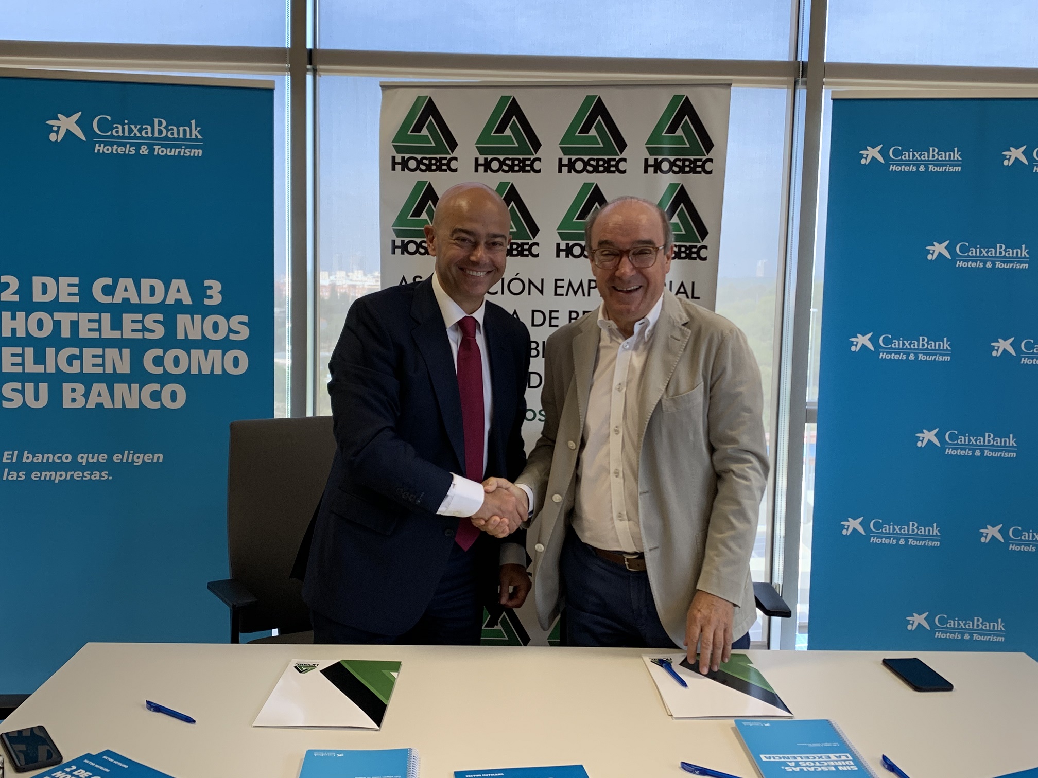 Director de banca de empresas de CaixaBank en la Comunitat Valenciana, Bernardino Gosp_ y el presidente de Hosbec, Antonio Mayor