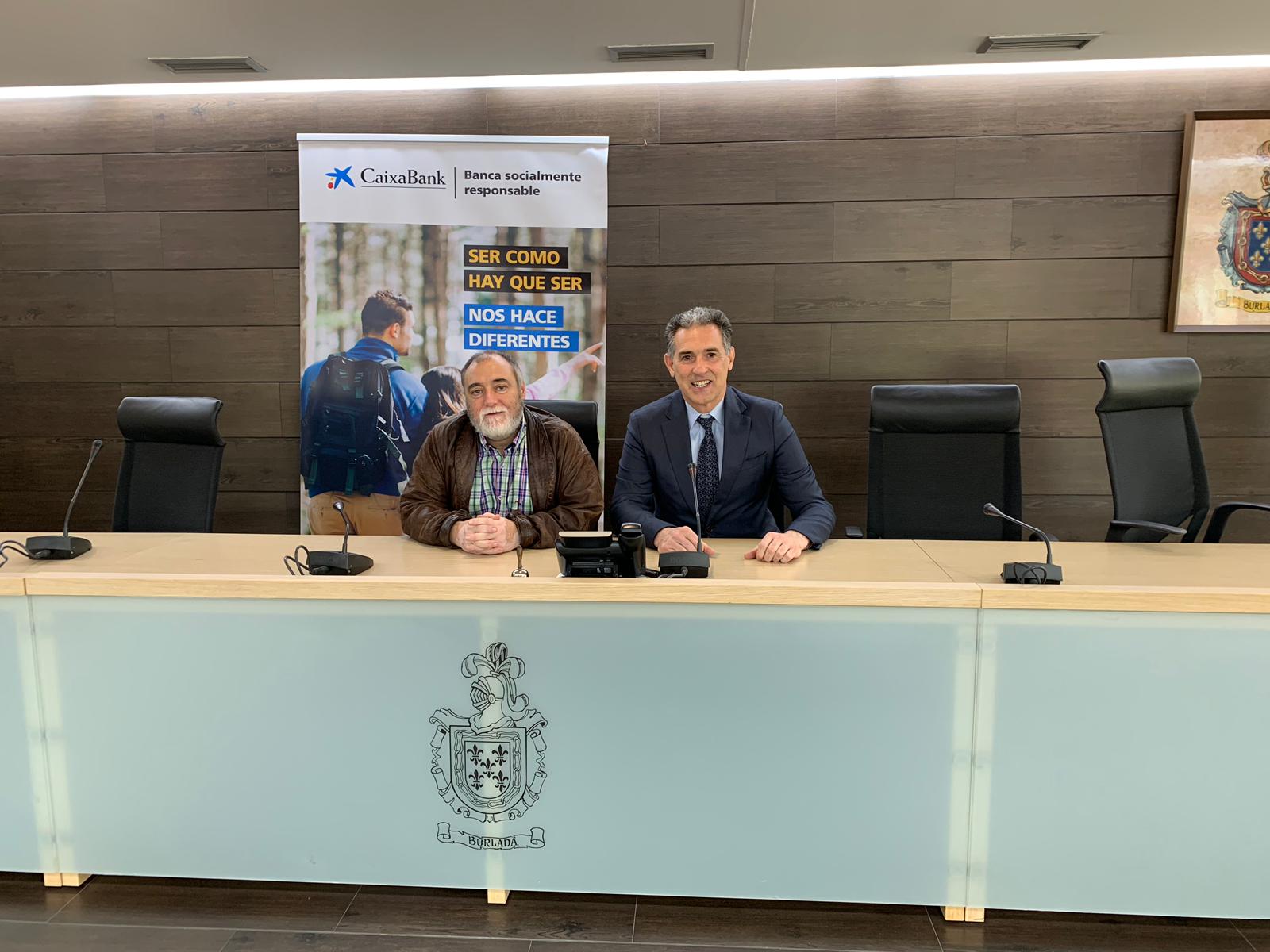 El alcalde de Burlada, José María Noval, y el Responsable de Instituciones de CaixaBank en la dirección territorial de Navarra, Óscar Insausti.