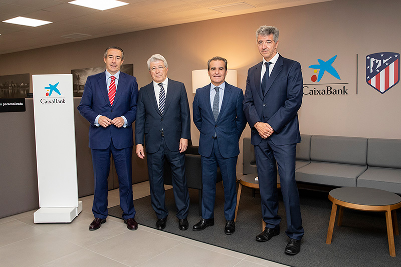 CaixaBank recibe al Atlético de Madrid en su oficina del Wanda Metropolitano 