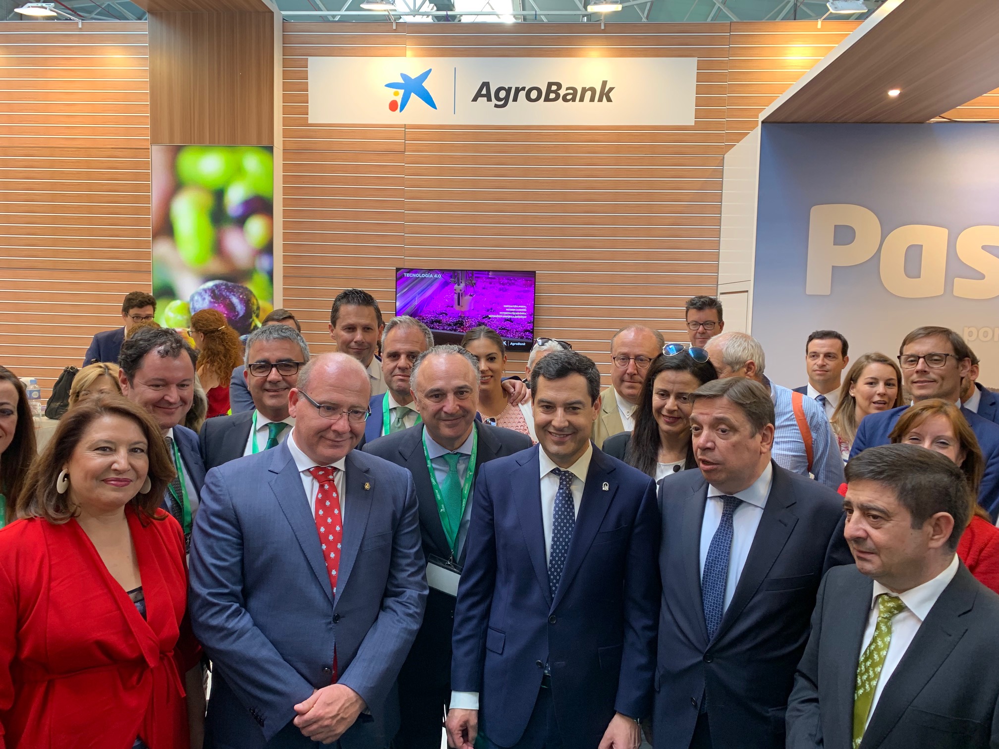 Carmen Crespo, Consejera de Agricultura, Ganadería, Pesca y Desarrollo Sostenible de la Junta de Andalucía; Francisco Javier Márquez, alcalde de Jaén; Juan Ignacio Zafra, director territorial de CaixaBank en Andalucía Oriental y Murcia; Juanma Moreno, presidente de la Junta de Andalucía; Luis Planas, Ministro en funciones de Agricultura, Pesca y Alimentación; Francisco Reyes Martínez, presidente de la Diputación Provincial de Jaén.