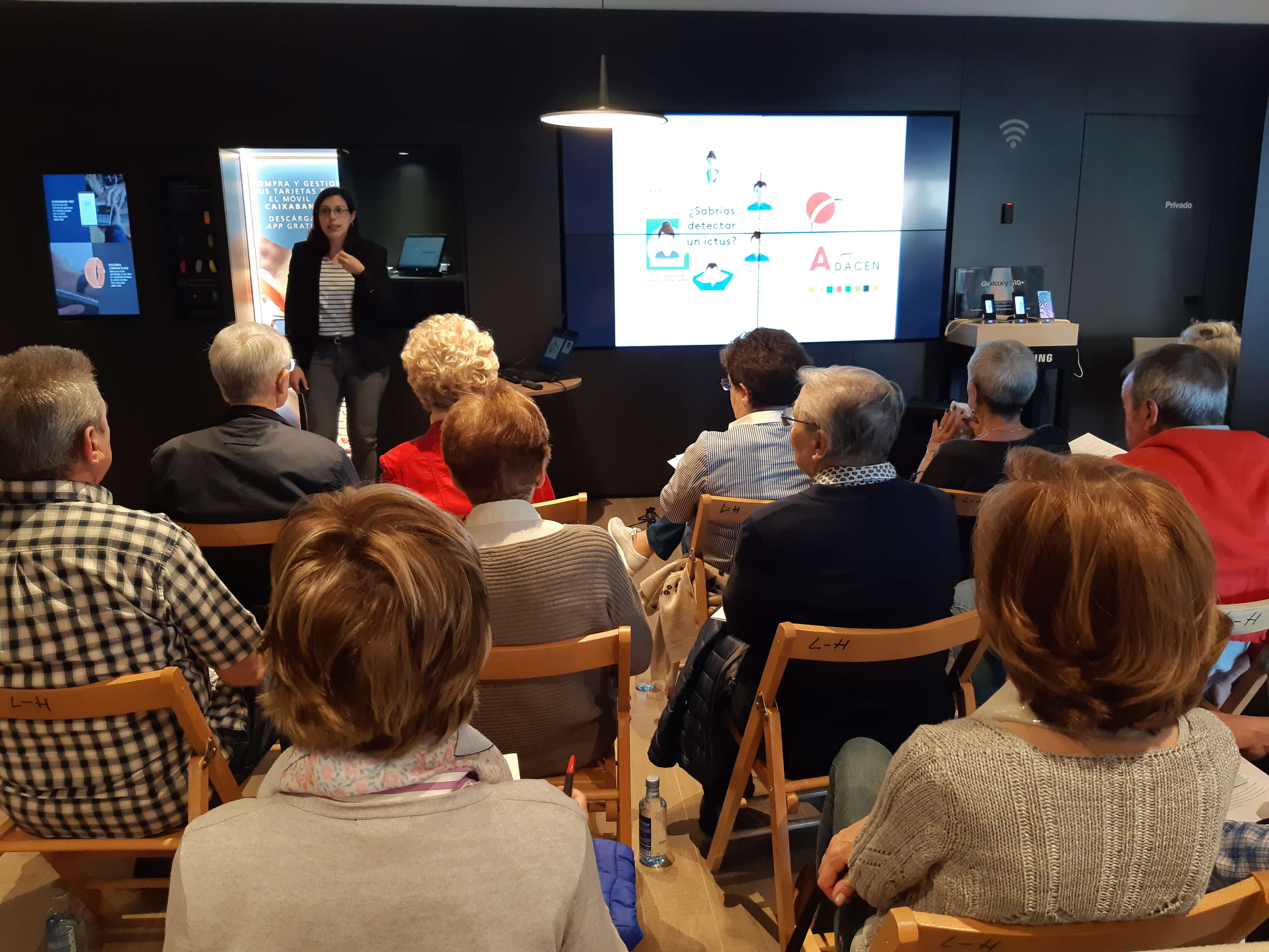 La oficina Store Abejeras de CaixaBank acoge la charla “¿Sabrías detectar un ictus?”