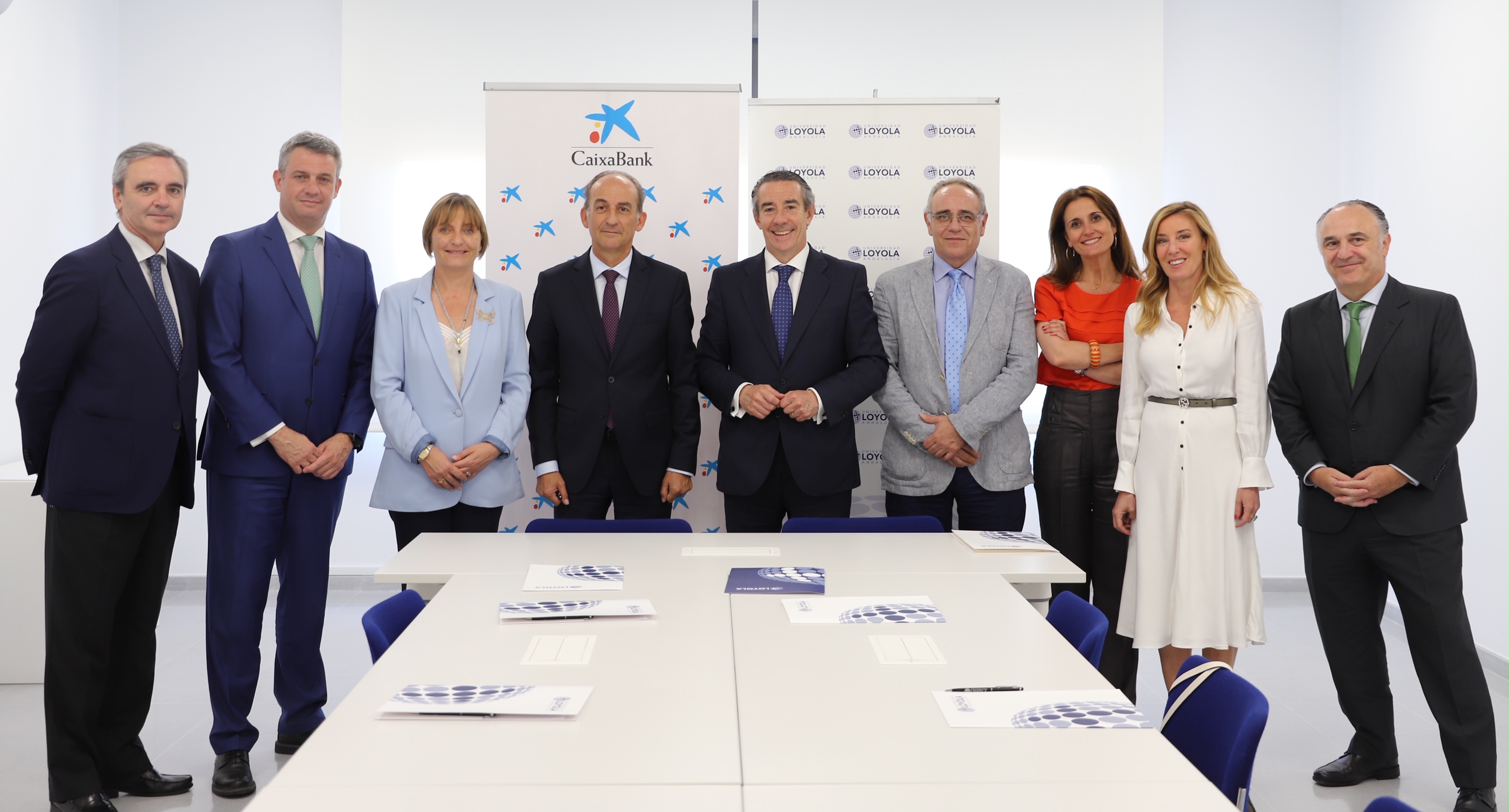 De izquierda a derecha, José Ángel Hernández, director de Banca de Empresas de CaixaBank en Andalucía Occidental; Ignacio Blasco, director comercial de CaixaBank; María Jesús Catalá, directora territorial de CaixaBank en Andalucía Occidental; Gabriel Pérez, rector de la Universidad Loyola; Juan Antonio Alcaraz, director general de Negocio de CaixaBank; Manuel Molina, gerente de la Universidad Loyola; Alicia Toulet, directora económico-financiera de Universidad Loyola; Eva Mesa, directora de Centro de Empresas de CaixaBank en Córdoba; y Juan Ignacio Zafra, director territorial de CaixaBank en Andalucía Oriental y Murcia