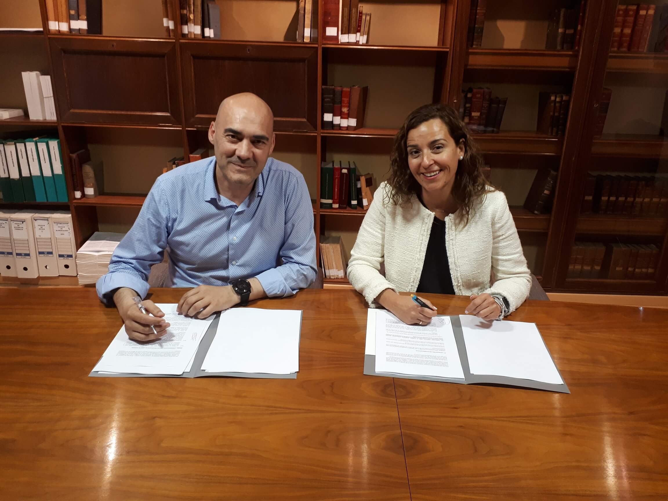 Sergio Marco, presidente del Colegio Oficial de Farmacéuticos de Castellón, y Beatriz Alventosa, directora comercial de CaixaBank en la Comunitat Valenciana.