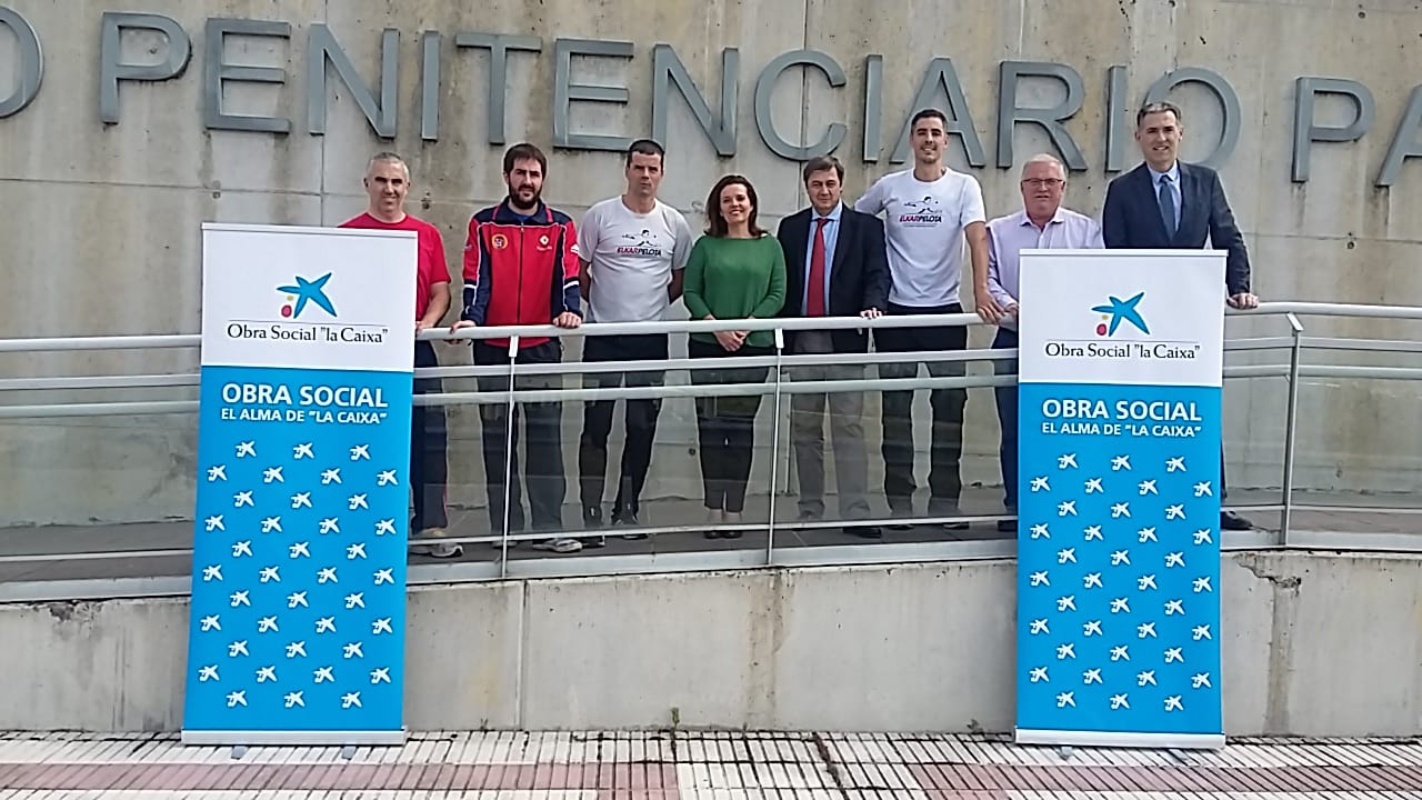 De izquierda a derecha: Iñaki Esáin y Manex Pedroarena (Técnicos de la Federación Navarra de Pelota Vasca) Patxi Eugi (ex pelotari profesional) Ana Díez Fontana (Directora Territorial CaixaBank en Navarra), Enrique Soto (Director del Centro Penitenciario) Peio Martínez de Eulate (ex pelotari profesional) Miguel Pozueta (Pte. De la Federación Navarra de Pelota) y Óscar Insausti (Director Centro Instituciones DT Navarra)