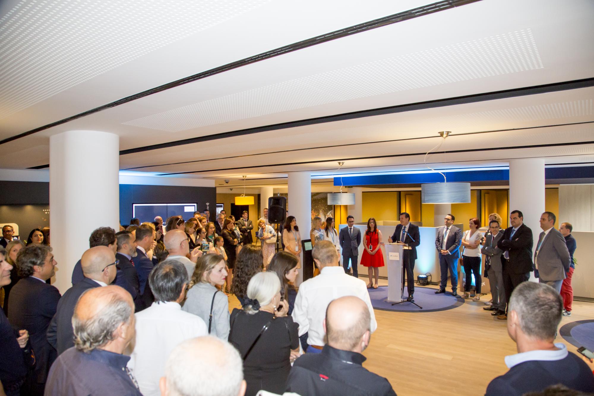 CaixaBank inaugura en Elche una oficina del nuevo modelo Store   