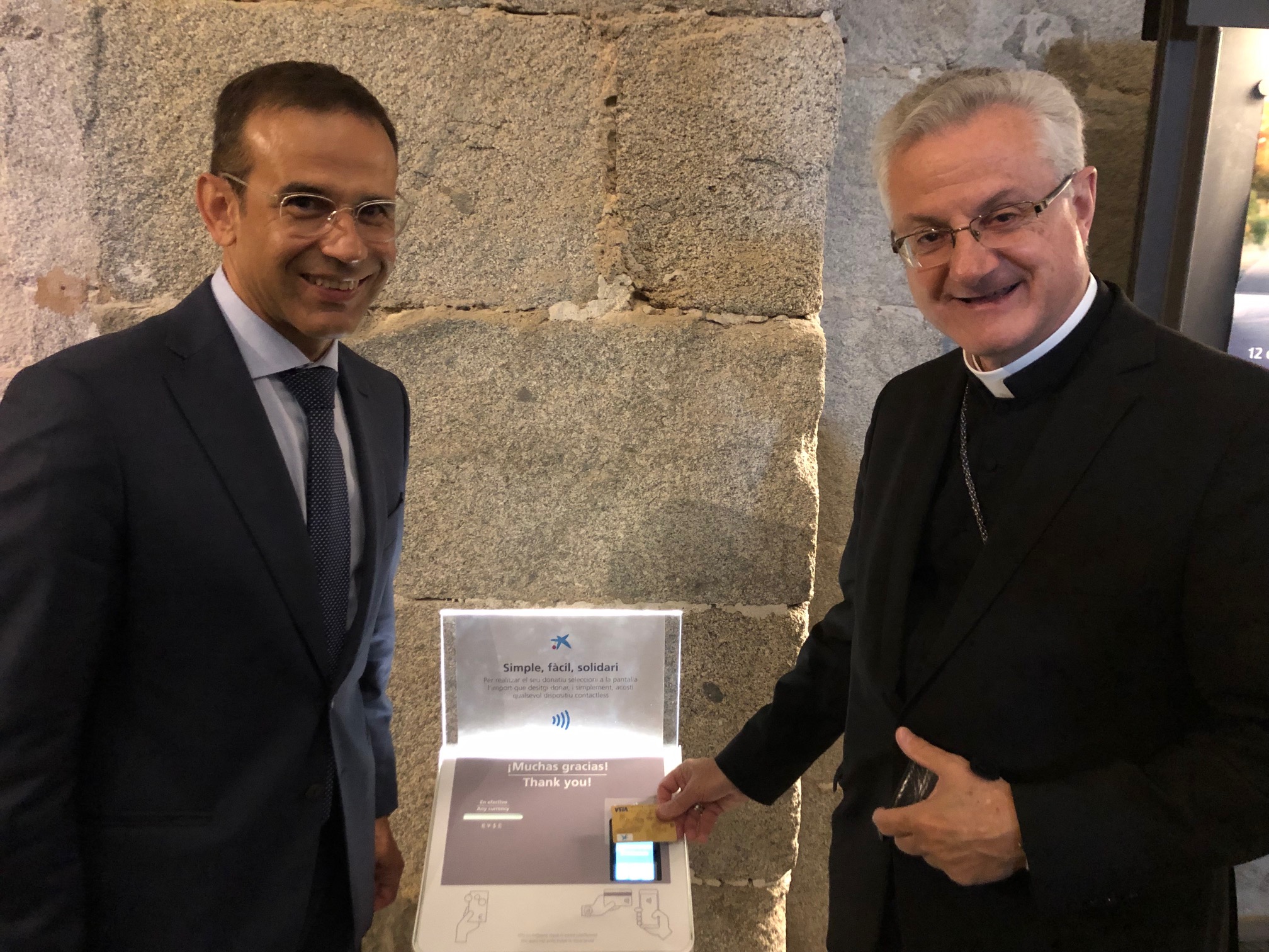 CaixaBank instal·la a la diòcesi de La Seu d’Urgell els primers "caixonets d’almoines digitals" per realitzar donatius amb mòbil, targeta o "wearable"