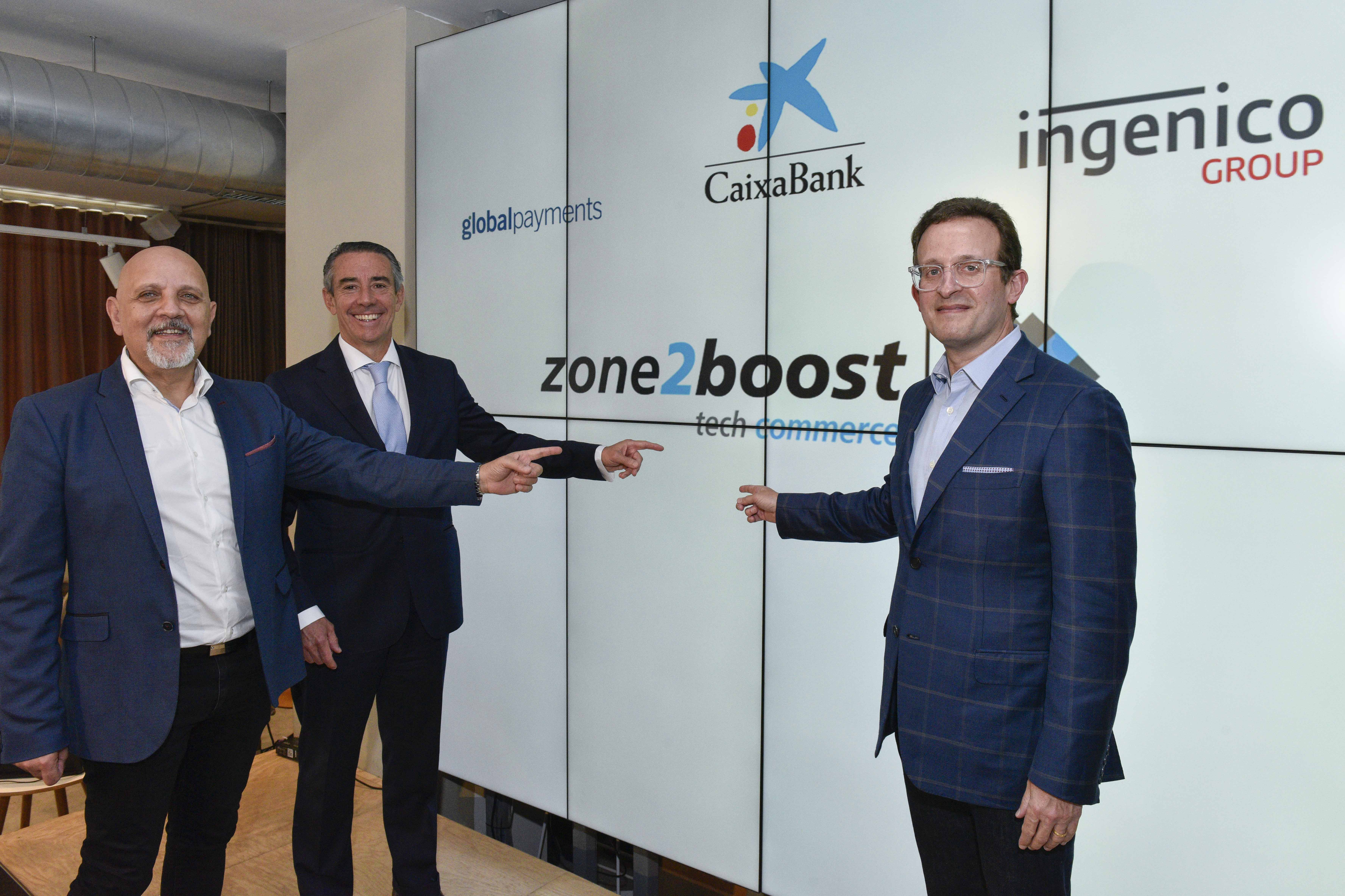 De izquierda a derecha: Mark Antipof, Global Head of Sales and Marketing de Ingenico Group; Juan Antonio Alcaraz, director general de CaixaBank, y Jeff Sloan, consejero delegado de Global Payments