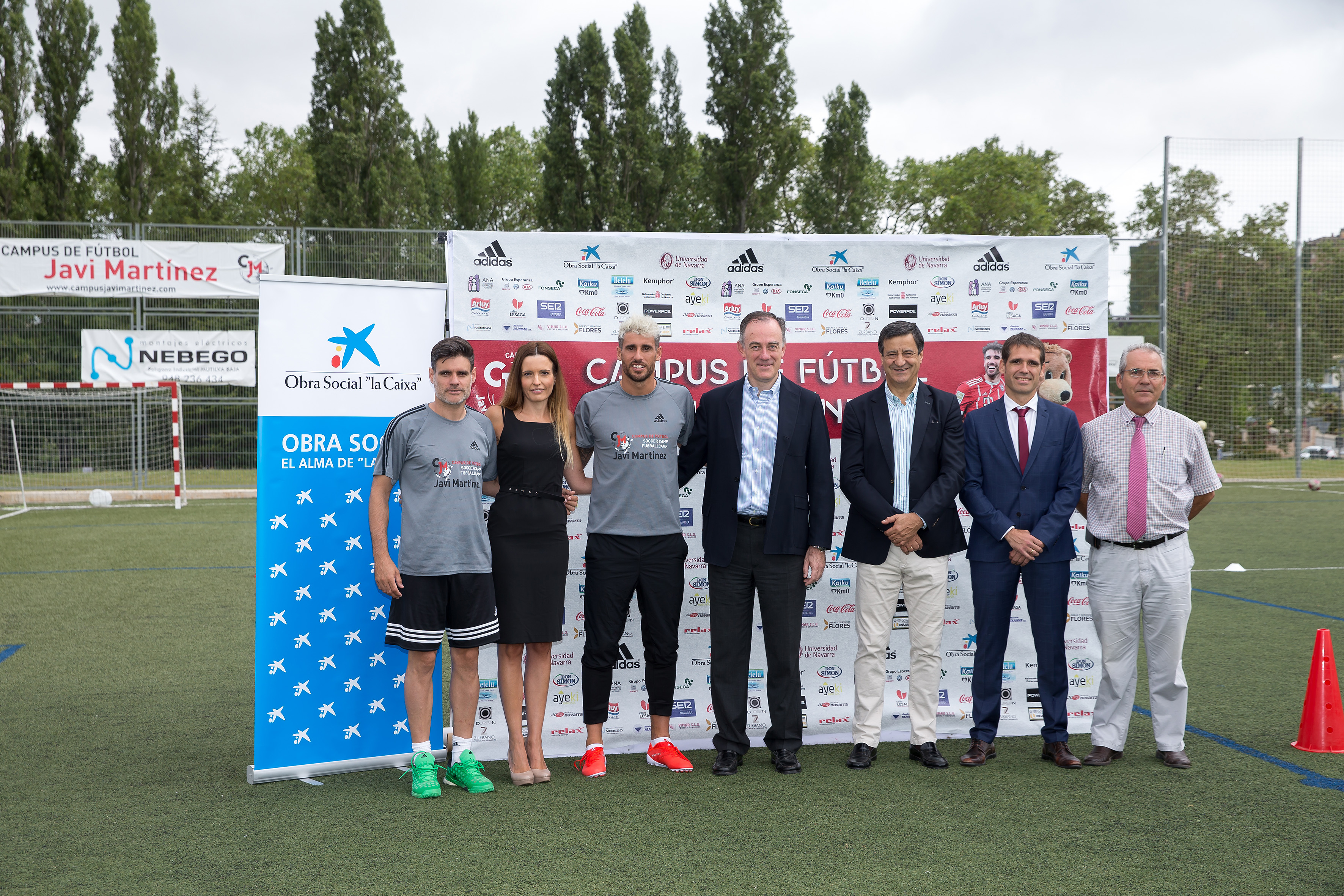 (D’esquerra a dretaa) Álvaro Martínez, manager de Javi Martínez i organitzador del Campus; Cristina Lezáun, Directora de l’Àrea de Negoci de Tierra Estella de CaixaBank; Javi Martínez, migcampista navarrès del Bayern de Múnich; Tomás Gómez Acebo, Vicerrector de la Universitat de Navarra; Javier Trigo, Director d’Esports de la Universitat de Navarra; Daniel Díaz, director de l’Oficina Estella-Lizarra 4 de Caixabank; i Gregorio Mañeru, Director Tècnic del club esportiu de la Universitat de Navarra.
