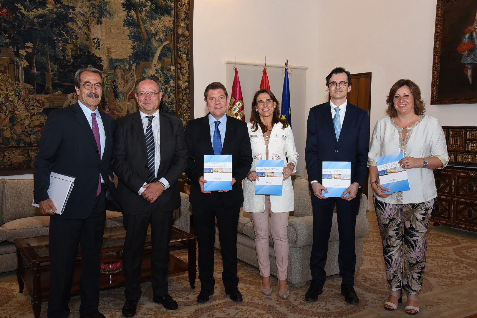 Emilio Ontiveros, presidente de AFI; Juan Alfonso Ruiz Molina, consejero de Hacienda y Administraciones Públicas de Castilla-La Mancha; Emiliano García-Page, presidente de Castilla-La Mancha; Isabel Moreno, directora territorial de CaixaBank en Castilla-La Mancha y Extremadura; Enric Fernández, economista jefe de CaixaBank y Patricia Franco, consejera de Economía, Empresas y Empleo de Castilla-La Mancha.